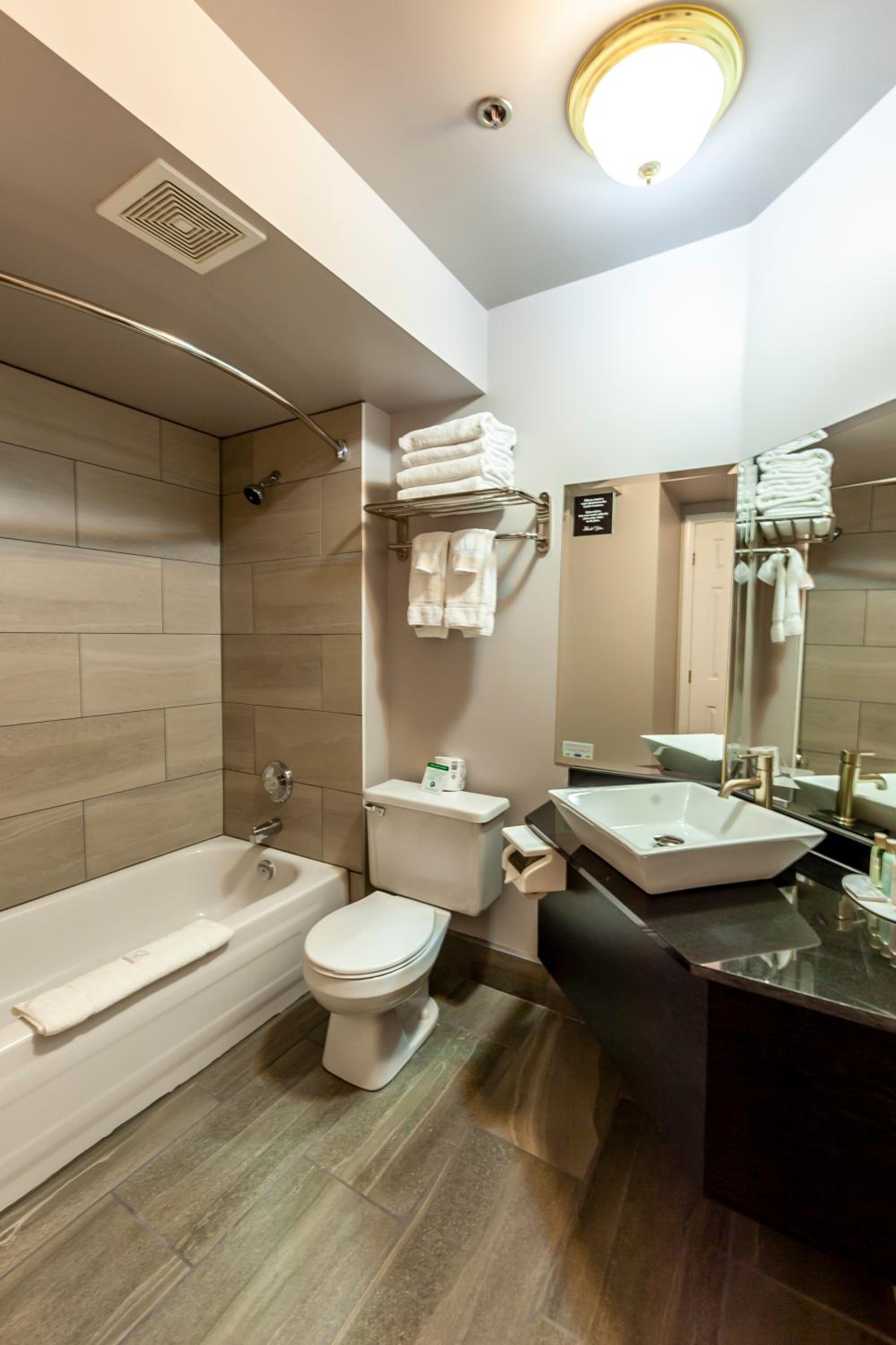 Parksville Vacations - Travelodge by Wyndham Parksville - Property Image 8