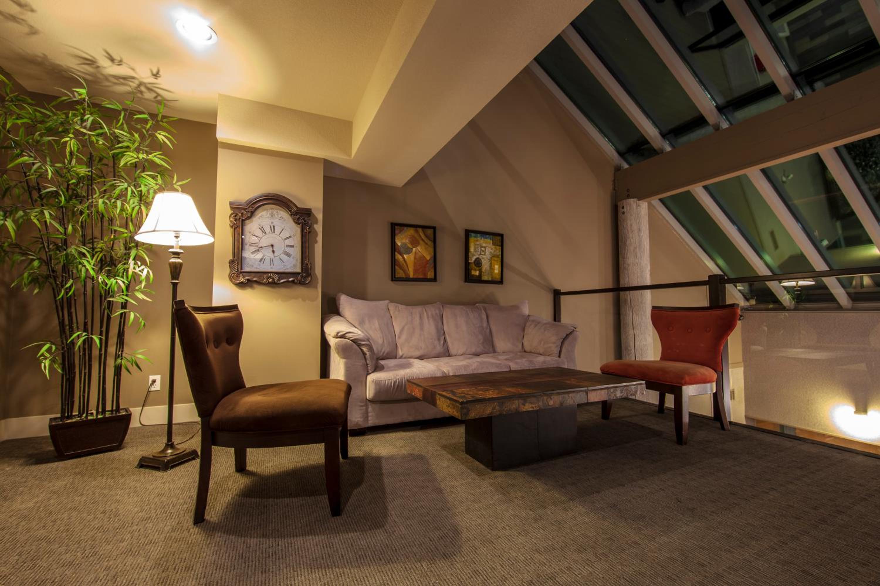 Parksville Vacations - Travelodge by Wyndham Parksville - Property Image 2