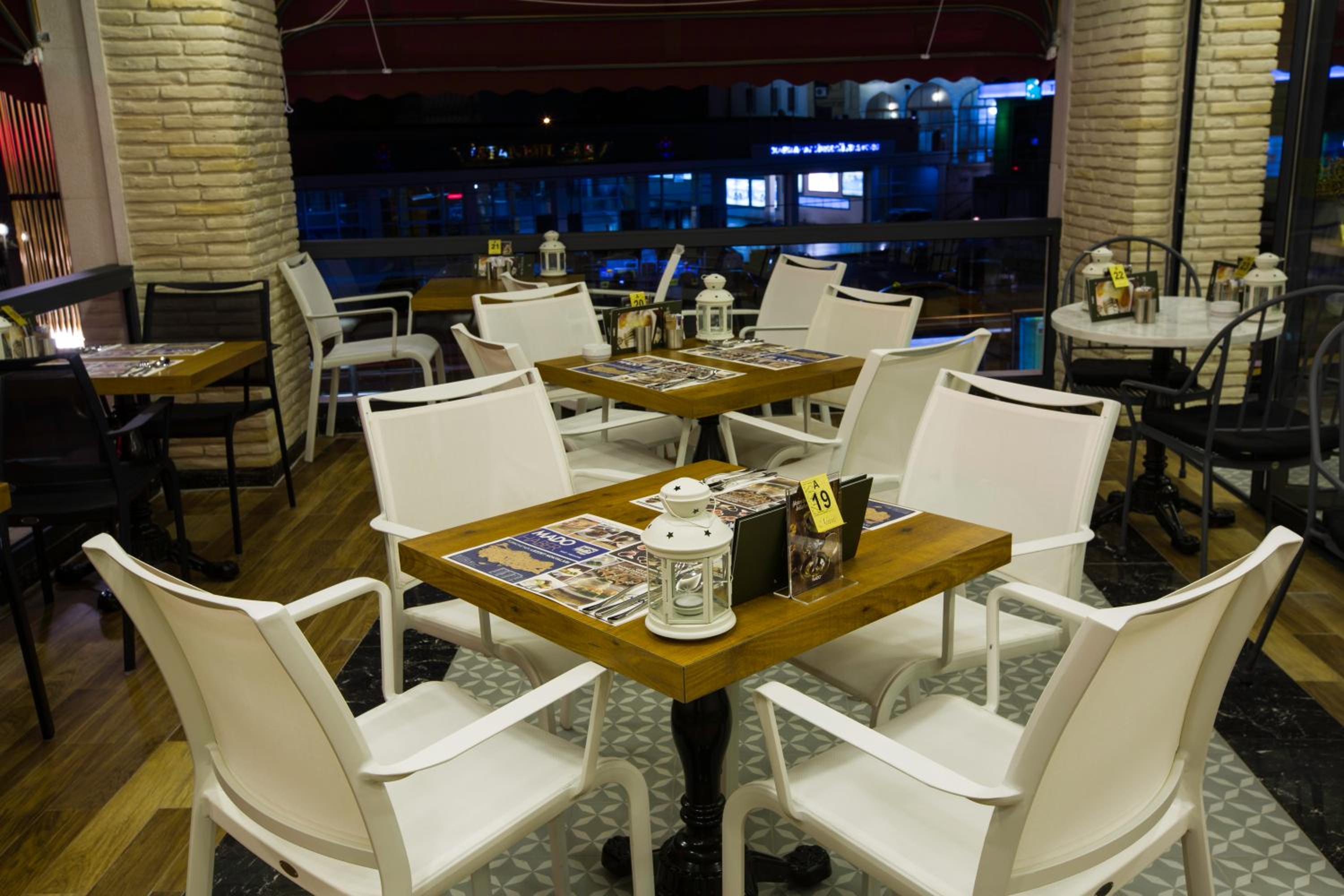 Empire Suite Hotel - Image 18