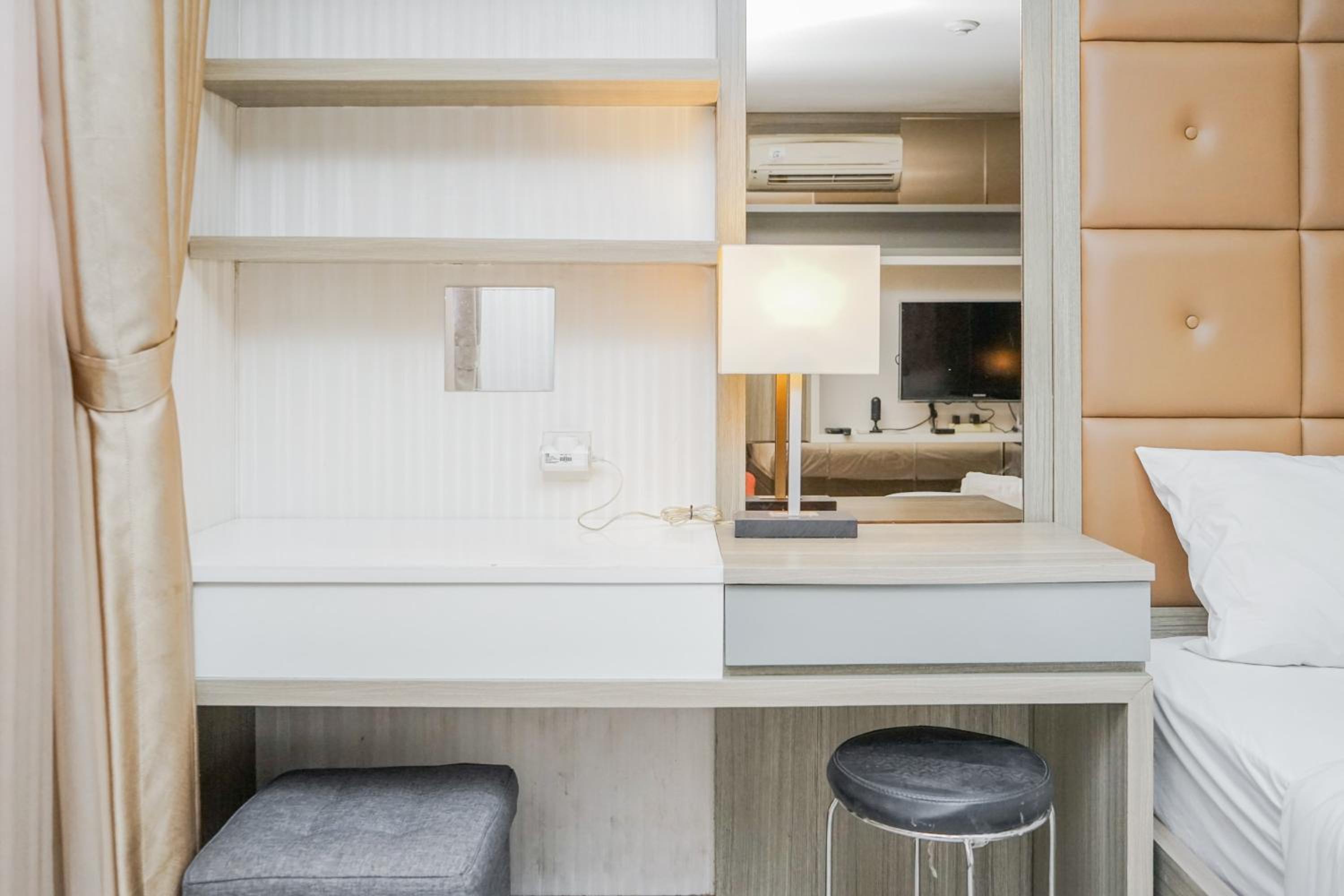 Best and Sweet Homey Studio Bintaro Icon Apartment By Travelio, Jurangmanggu - 11