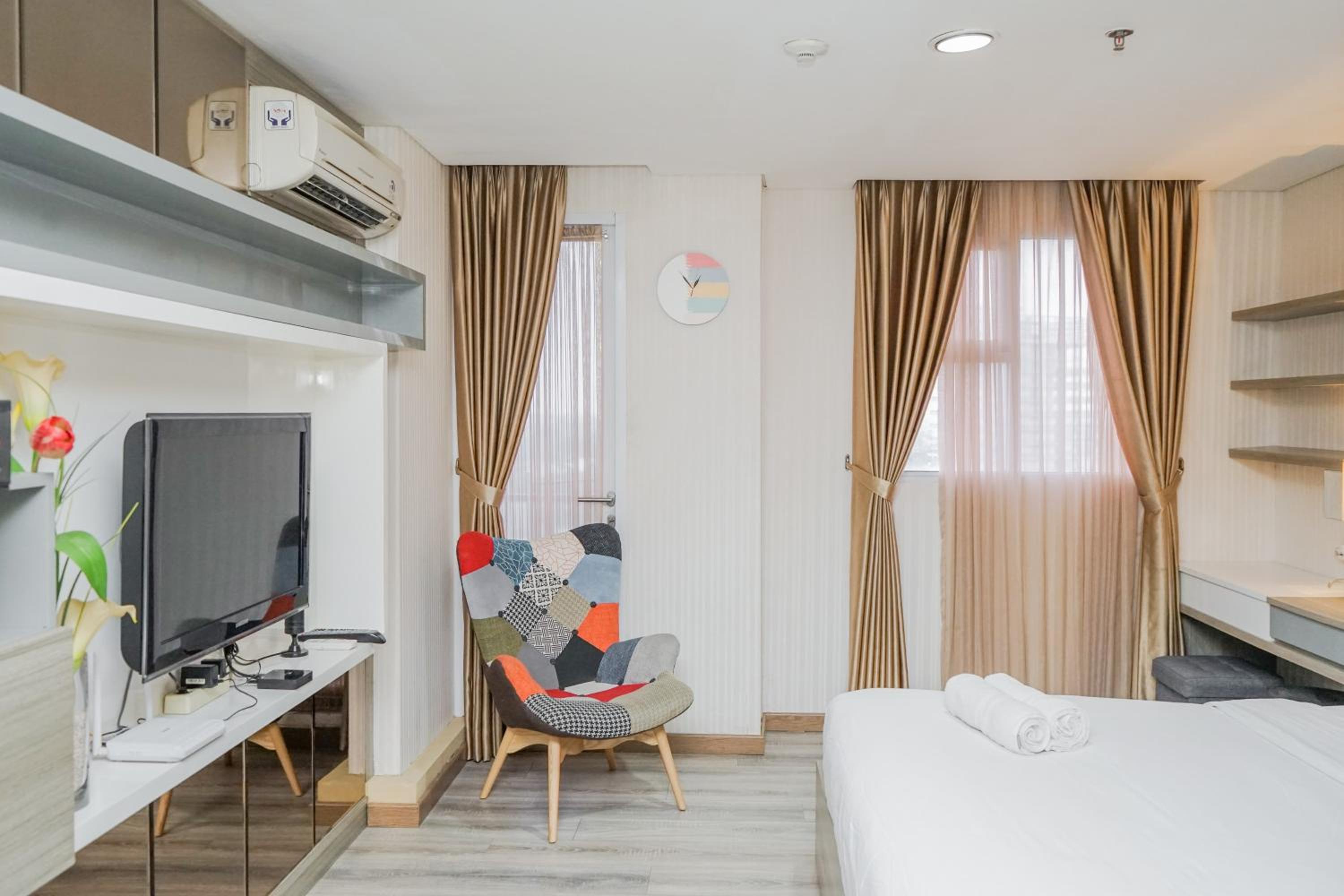 Best and Sweet Homey Studio Bintaro Icon Apartment By Travelio, Jurangmanggu - 12