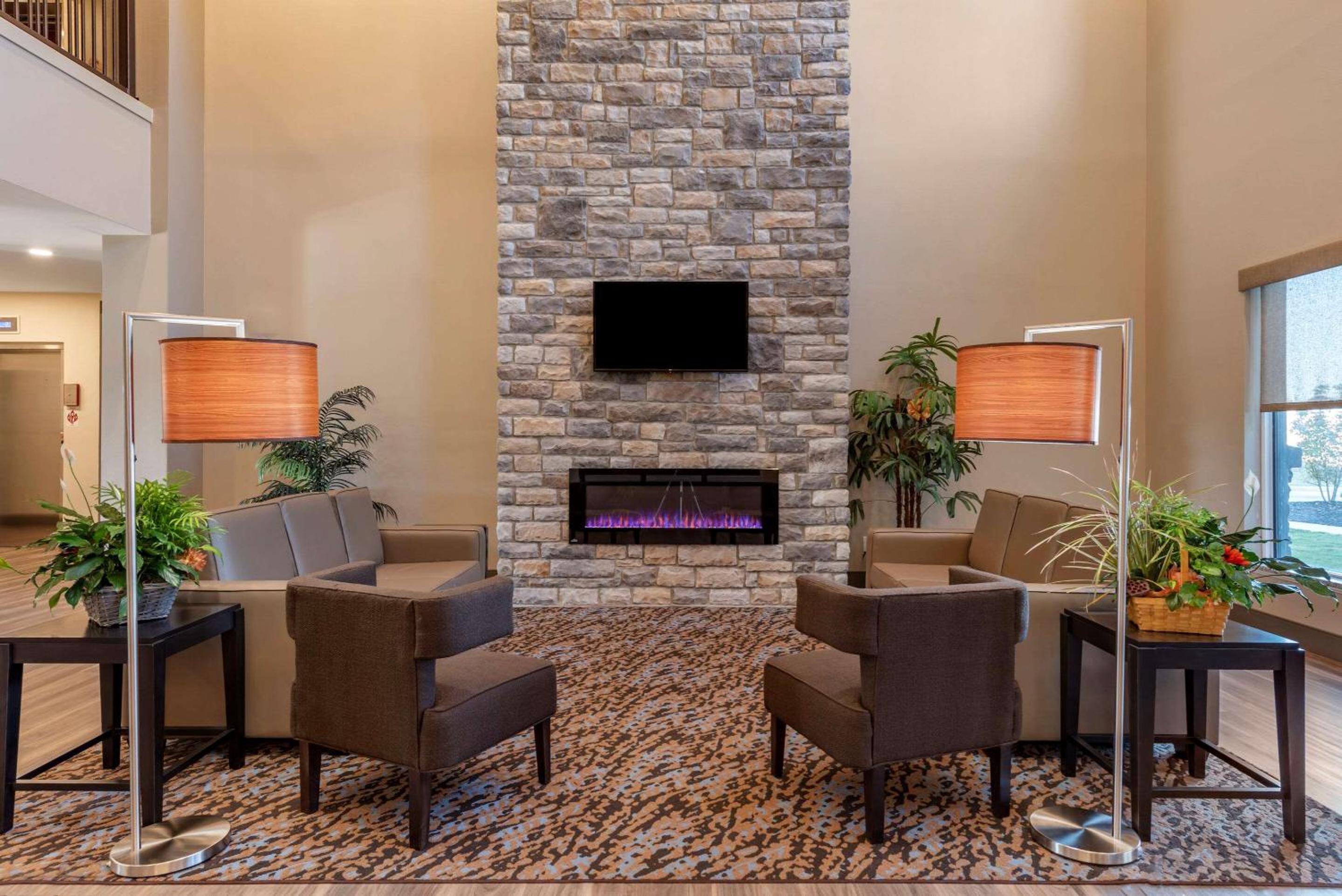 MainStay Suites Newberry - Crane view 4
