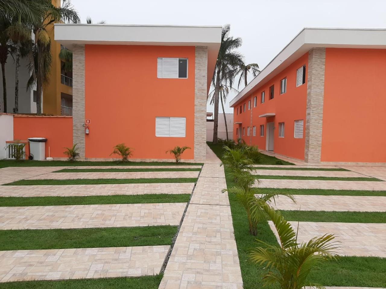 Apto 2 dorm, a 250m praia do Indaia, aceitamos PET saida 15h