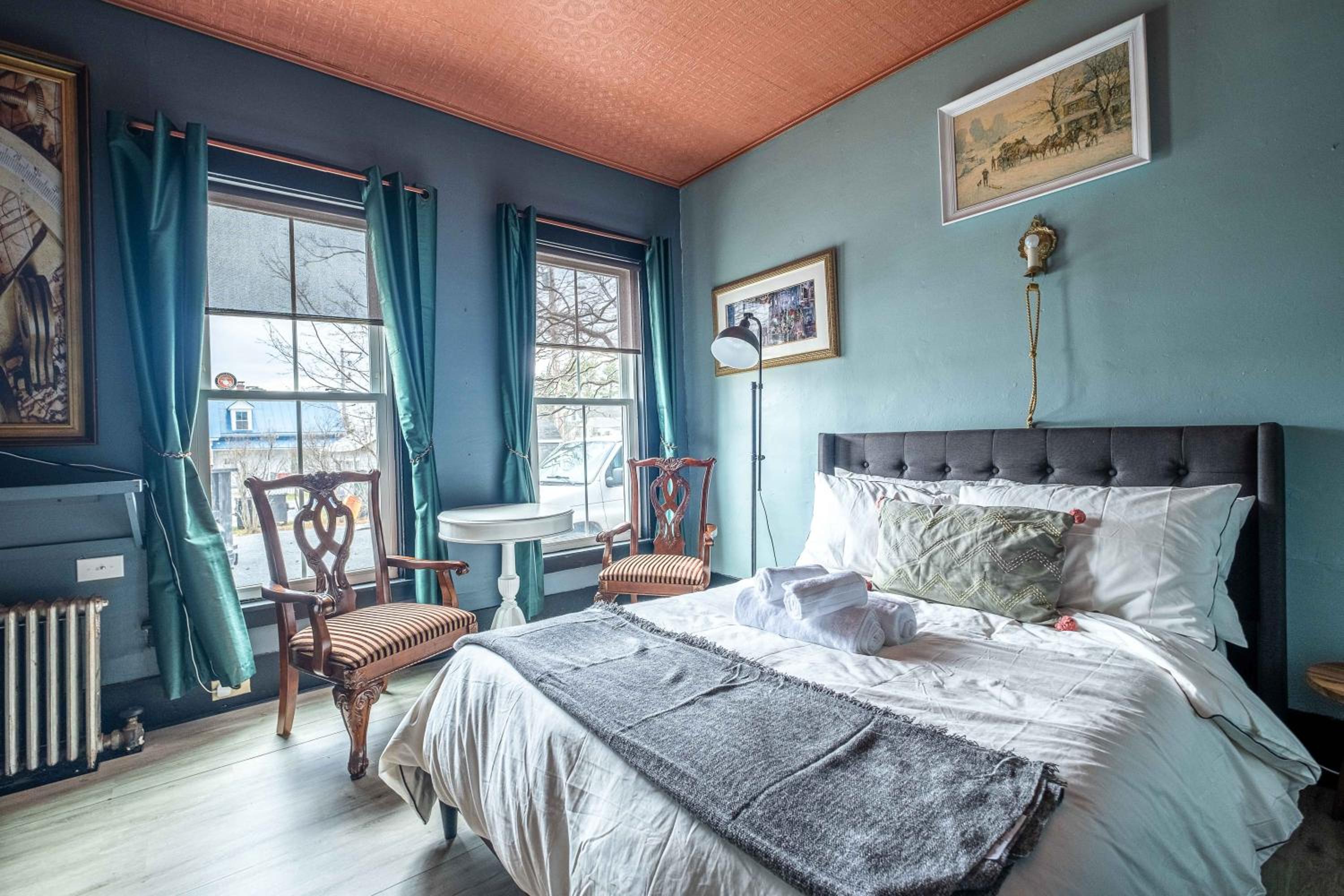 River Moon Retreat - Historic House with 8 Bedrooms, Hot Tub, On The River, High Speed WiFi view 3