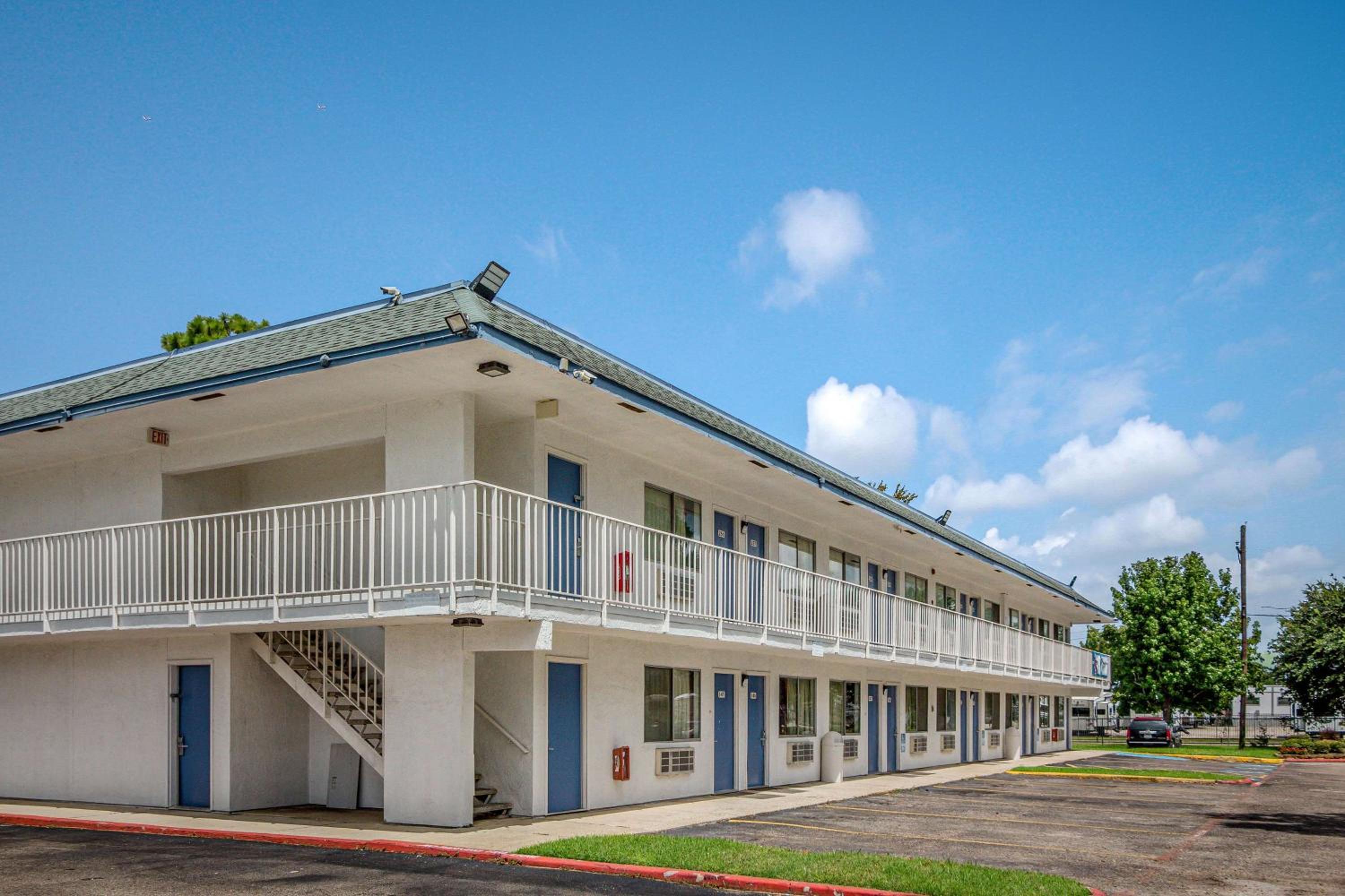 Motel 6-Conroe, TX view 3