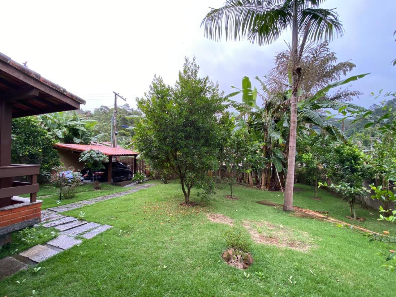 Lumiar linda vista das montanhas, com lareira, churrasqueira, wifi, Tv a cabo, casa ampla, arejada jardim pertinho do centro de Lumiar e de cachoeiras