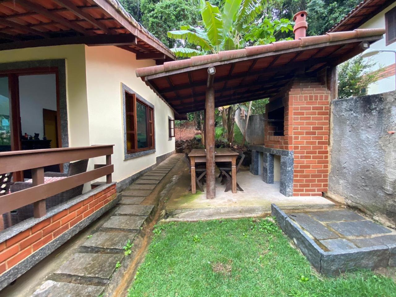 Lumiar linda vista das montanhas, com lareira, churrasqueira, wifi, Tv a cabo, casa ampla, arejada jardim pertinho do centro de Lumiar e de cachoeiras