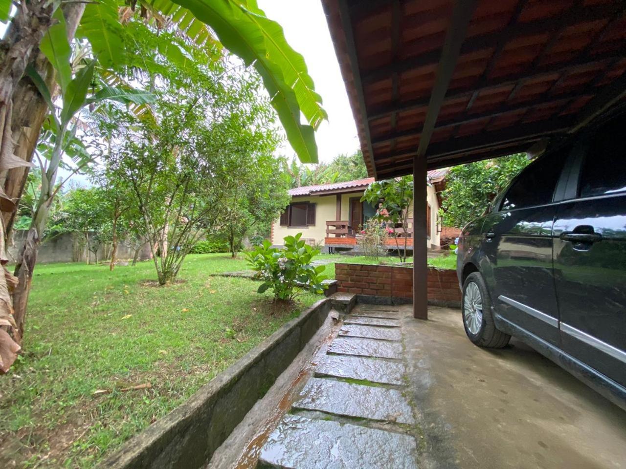 Lumiar linda vista das montanhas, com lareira, churrasqueira, wifi, Tv a cabo, casa ampla, arejada jardim pertinho do centro de Lumiar e de cachoeiras