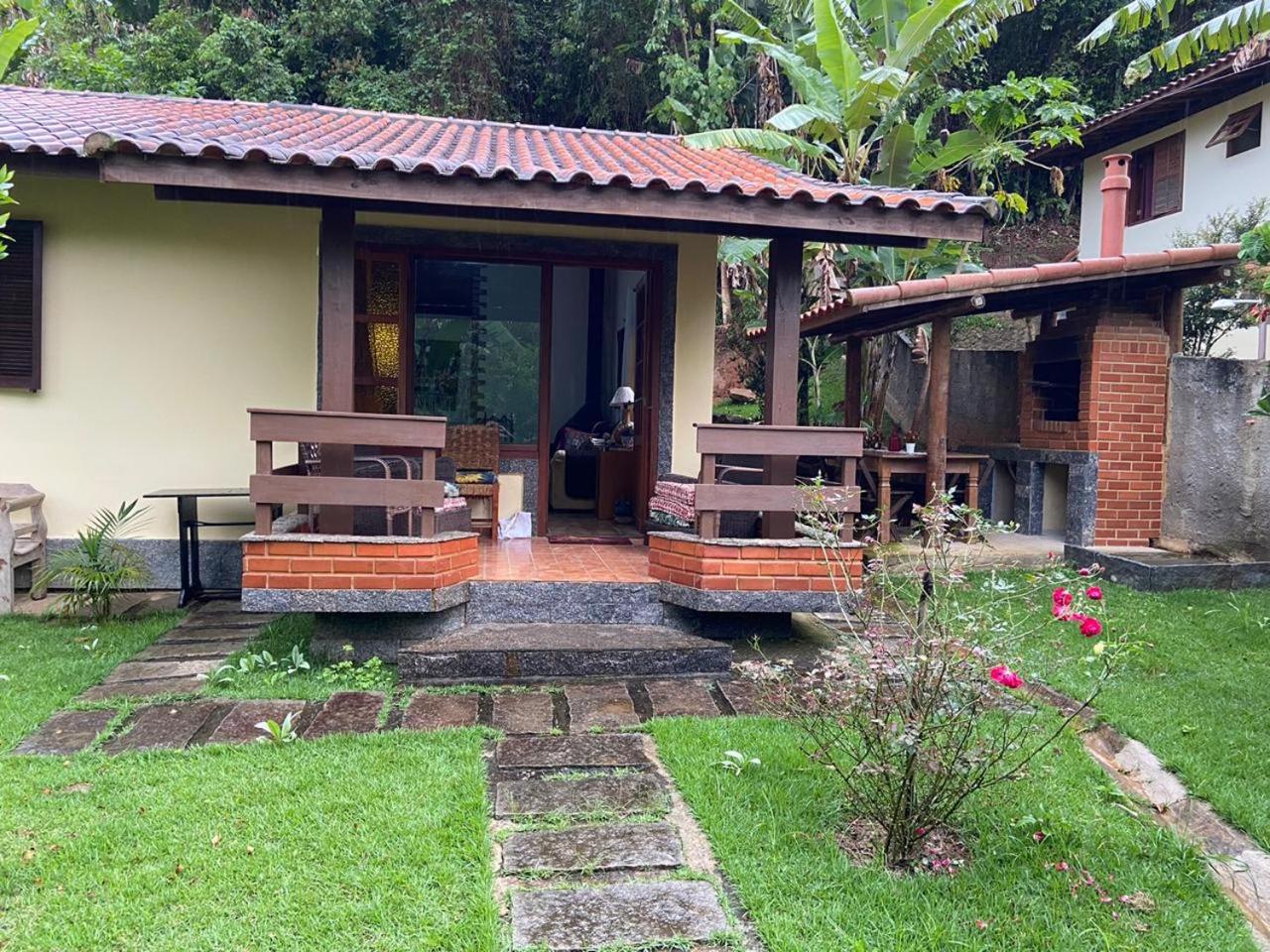Lumiar linda vista das montanhas, com lareira, churrasqueira, wifi, Tv a cabo, casa ampla, arejada jardim pertinho do centro de Lumiar e de cachoeiras