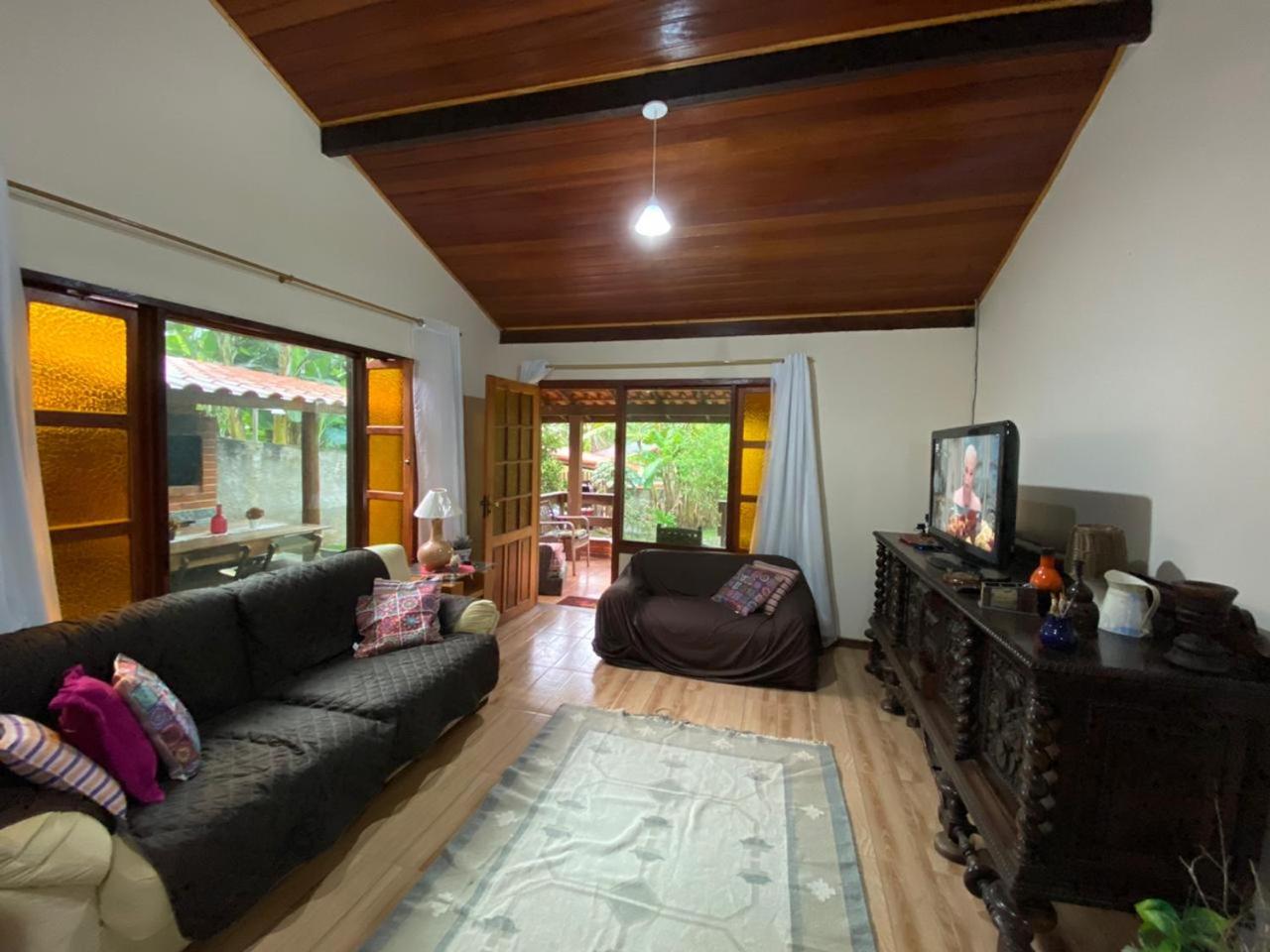 Lumiar linda vista das montanhas, com lareira, churrasqueira, wifi, Tv a cabo, casa ampla, arejada jardim pertinho do centro de Lumiar e de cachoeiras