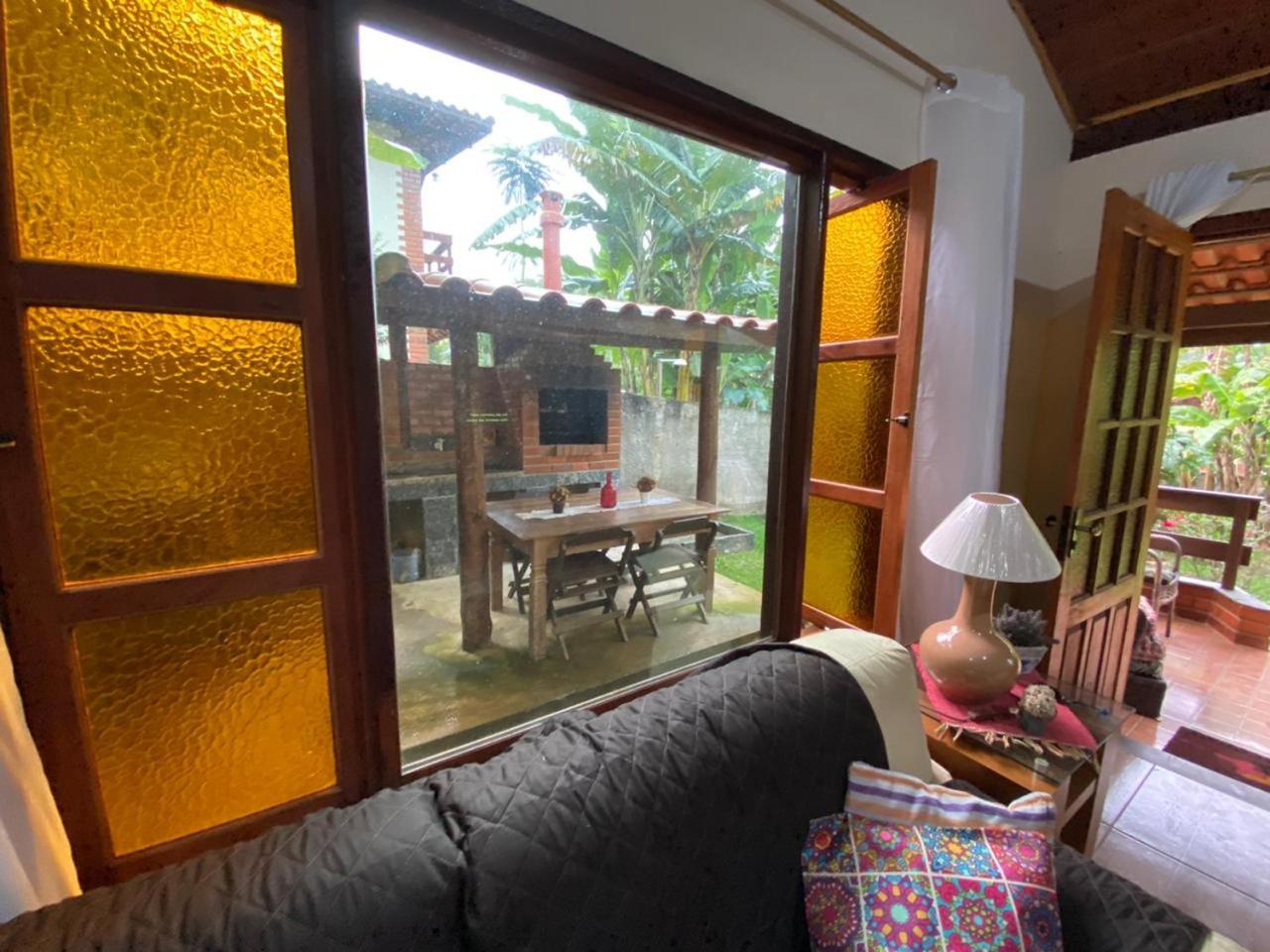 Lumiar linda vista das montanhas, com lareira, churrasqueira, wifi, Tv a cabo, casa ampla, arejada jardim pertinho do centro de Lumiar e de cachoeiras