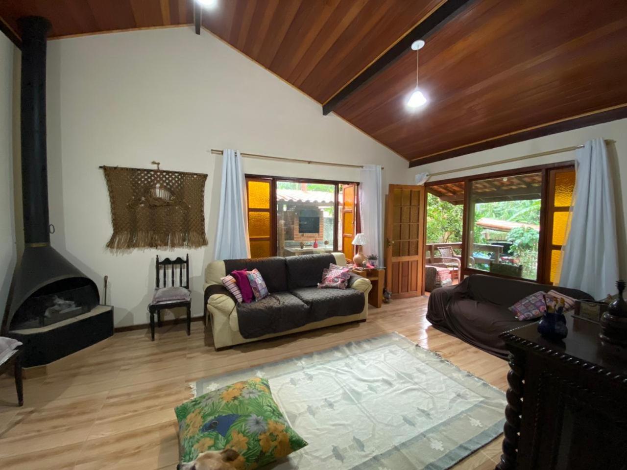 Lumiar linda vista das montanhas, com lareira, churrasqueira, wifi, Tv a cabo, casa ampla, arejada jardim pertinho do centro de Lumiar e de cachoeiras