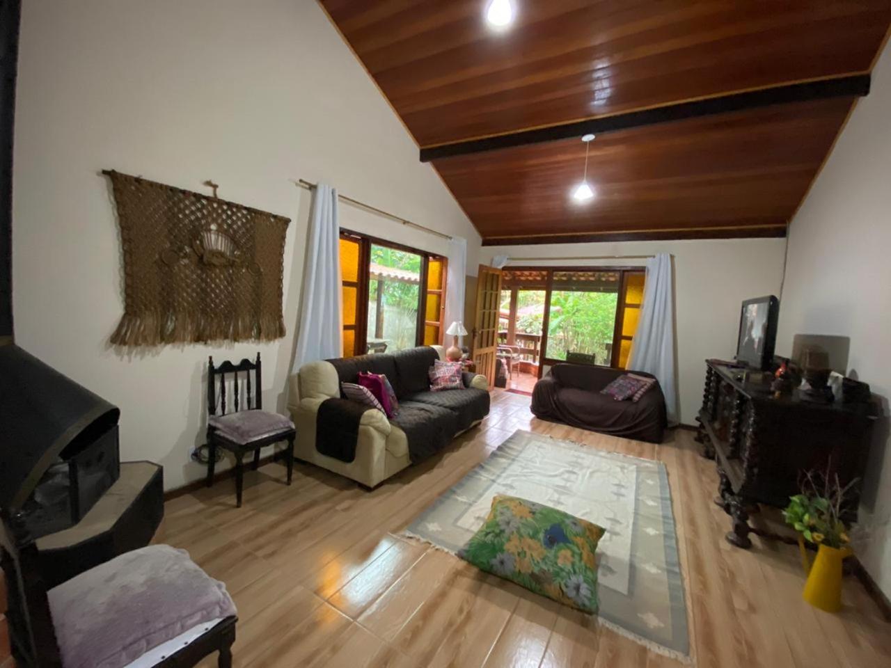 Lumiar linda vista das montanhas, com lareira, churrasqueira, wifi, Tv a cabo, casa ampla, arejada jardim pertinho do centro de Lumiar e de cachoeiras