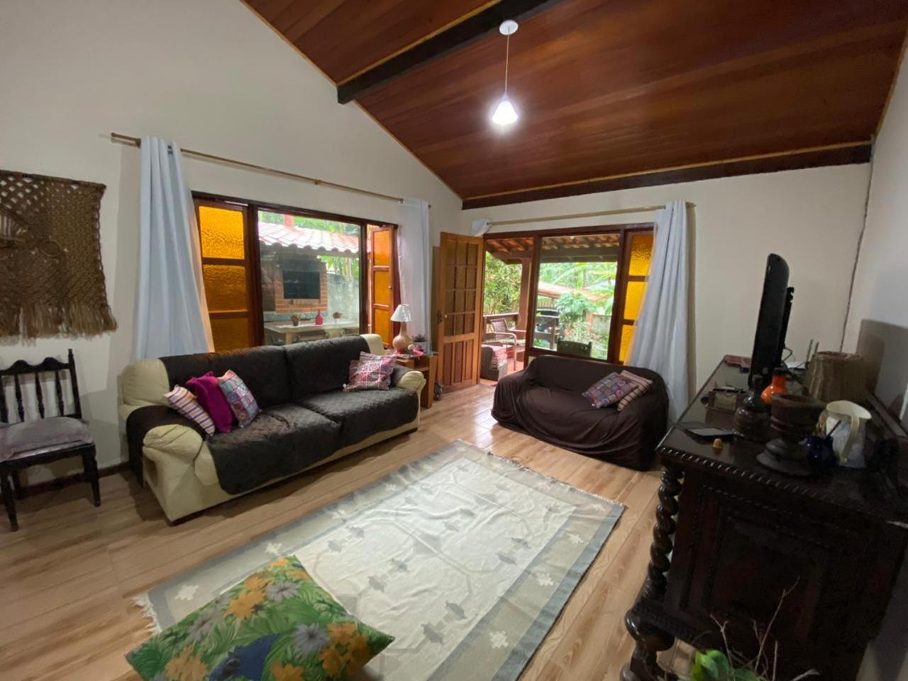 Lumiar linda vista das montanhas, com lareira, churrasqueira, wifi, Tv a cabo, casa ampla, arejada jardim pertinho do centro de Lumiar e de cachoeiras