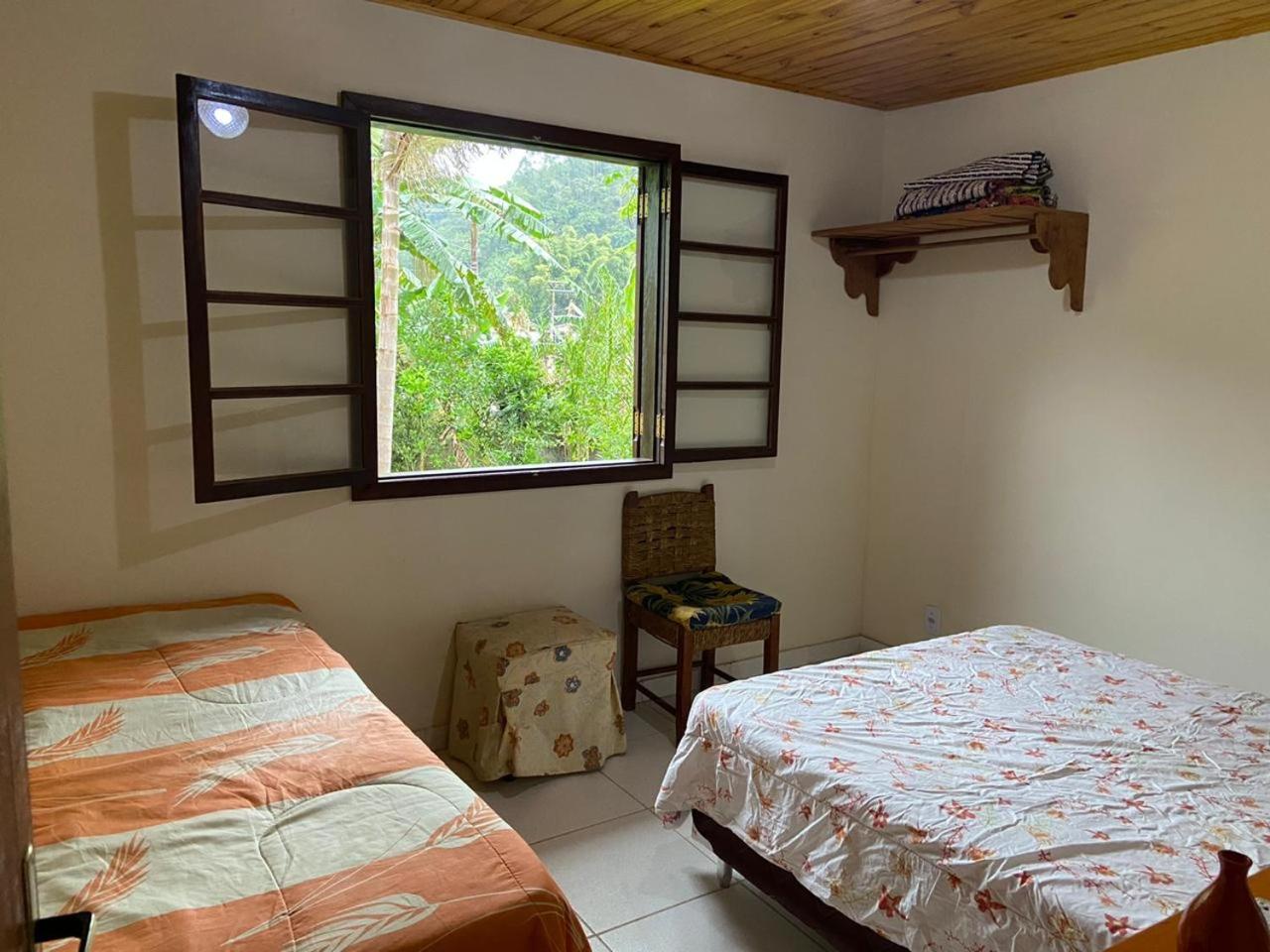 Lumiar linda vista das montanhas, com lareira, churrasqueira, wifi, Tv a cabo, casa ampla, arejada jardim pertinho do centro de Lumiar e de cachoeiras