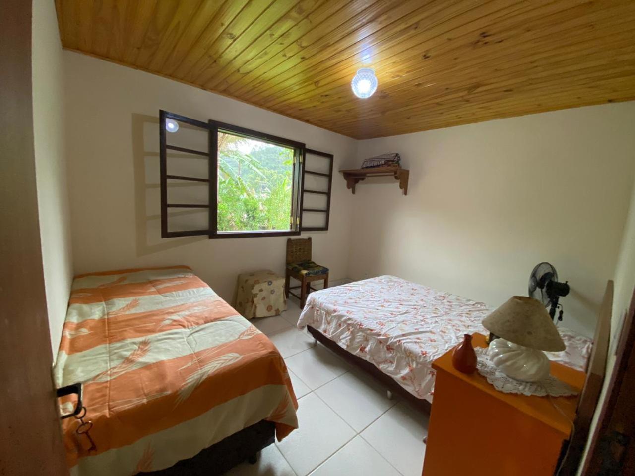 Lumiar linda vista das montanhas, com lareira, churrasqueira, wifi, Tv a cabo, casa ampla, arejada jardim pertinho do centro de Lumiar e de cachoeiras