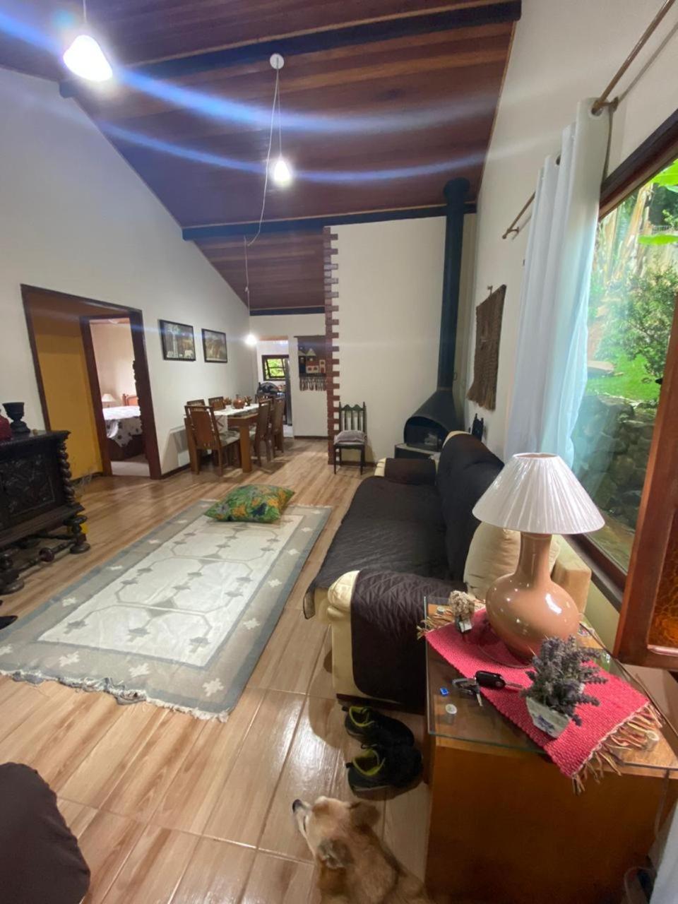 Lumiar linda vista das montanhas, com lareira, churrasqueira, wifi, Tv a cabo, casa ampla, arejada jardim pertinho do centro de Lumiar e de cachoeiras