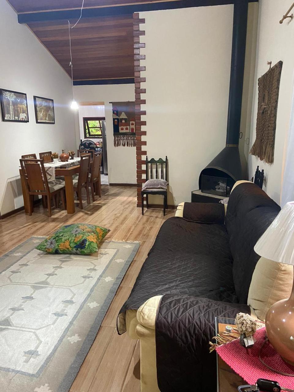 Lumiar linda vista das montanhas, com lareira, churrasqueira, wifi, Tv a cabo, casa ampla, arejada jardim pertinho do centro de Lumiar e de cachoeiras