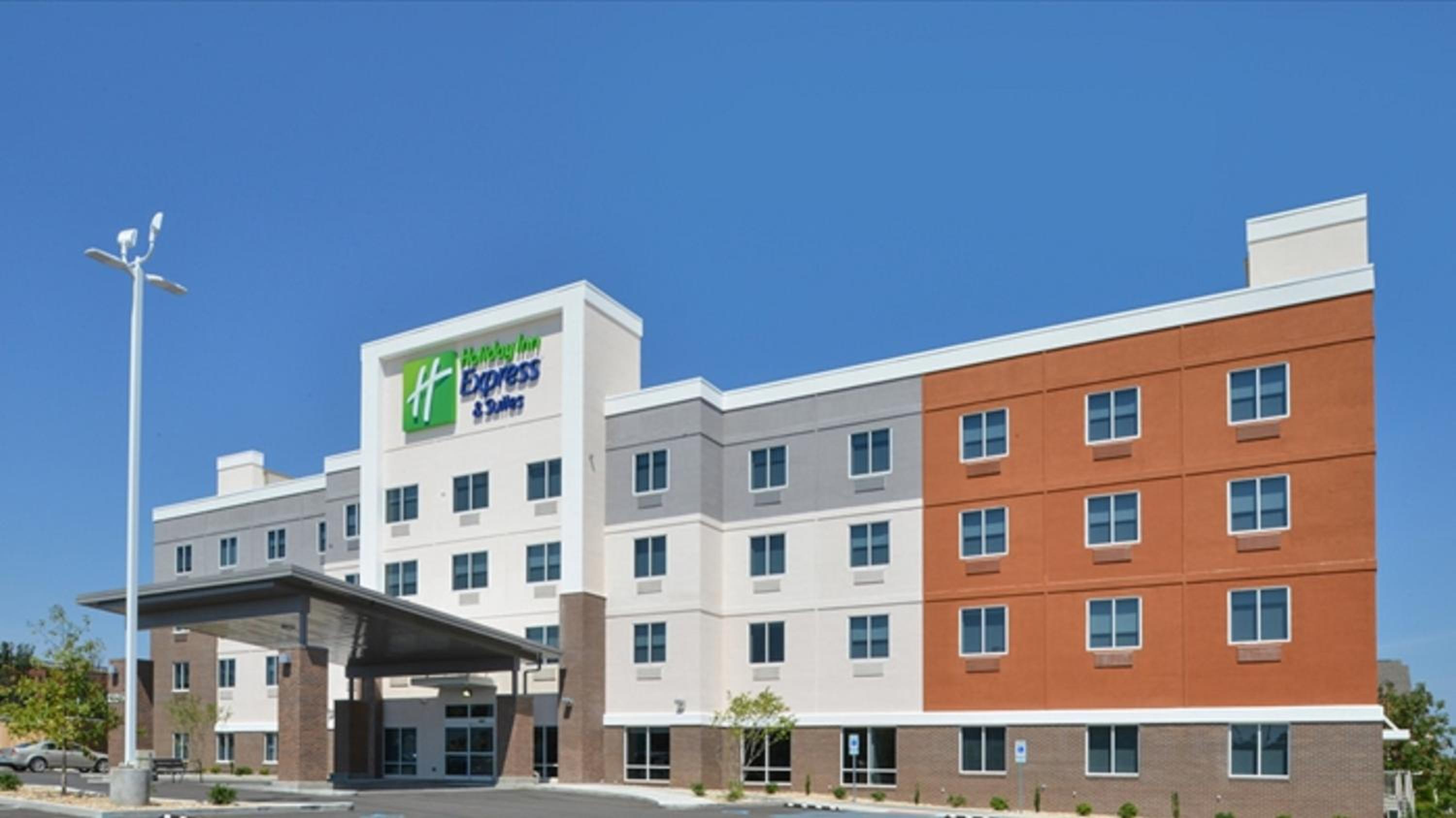 Richmond Vacations - Holiday Inn Express  Suites Lexington Midtown - I-75, an IHG Hotel - Property Image 1