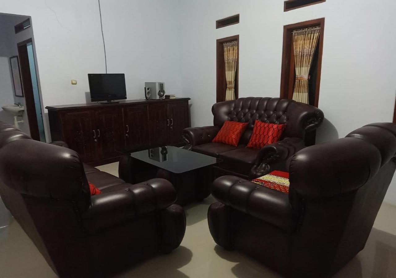 Homestay Kuning Ceria - Murah, Akses kota & wisata view 2