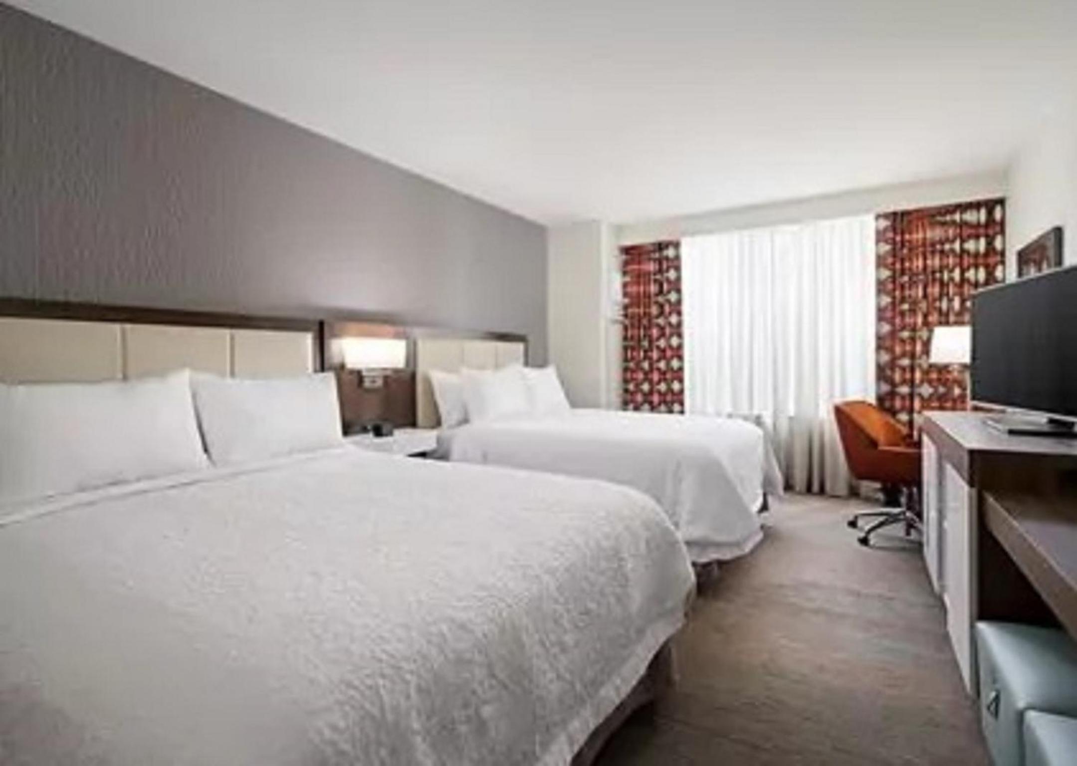 Hotel Hampton Inn Glendale Milwaukee, Wi - Image 1