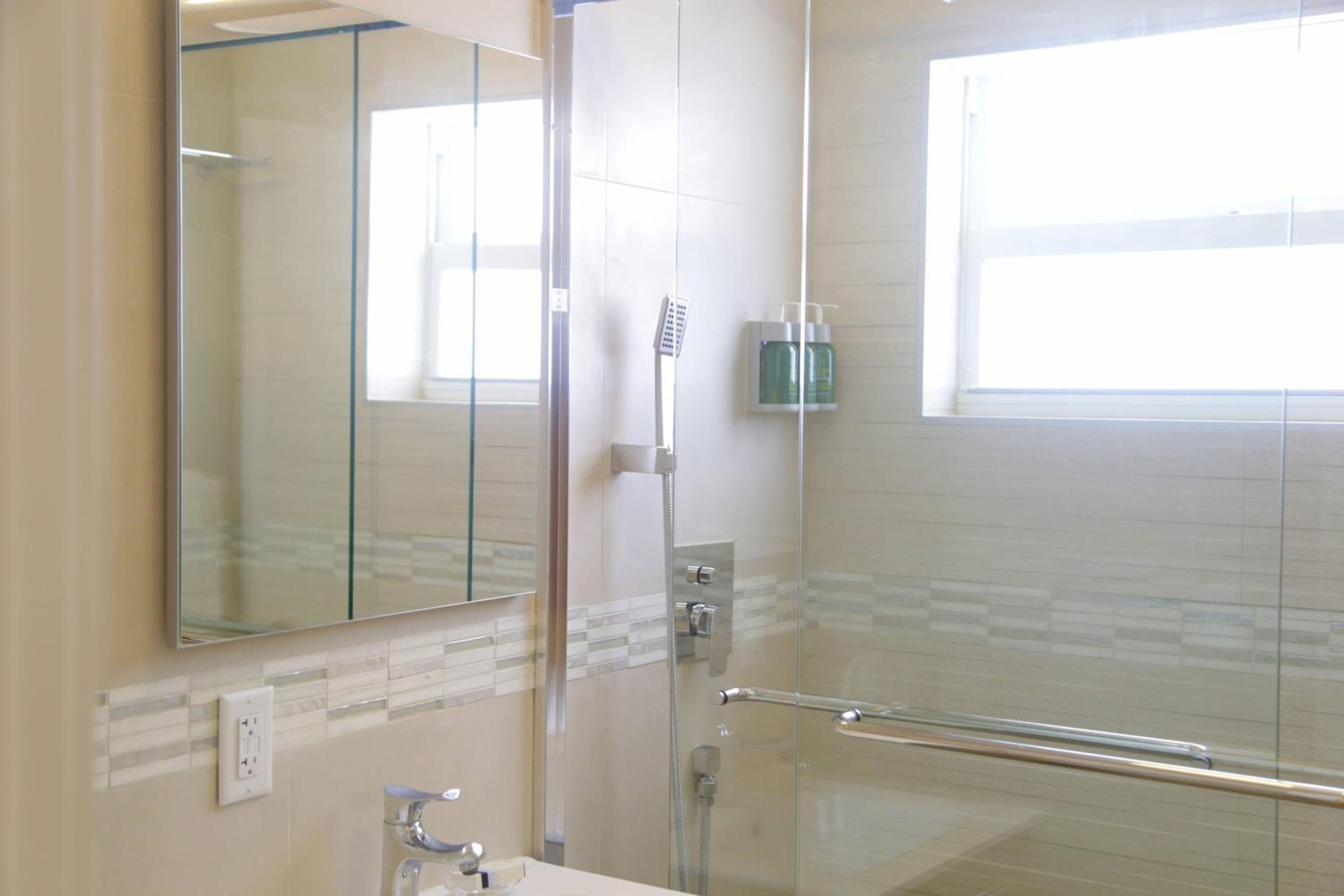 Diane Oceanfront Suites
