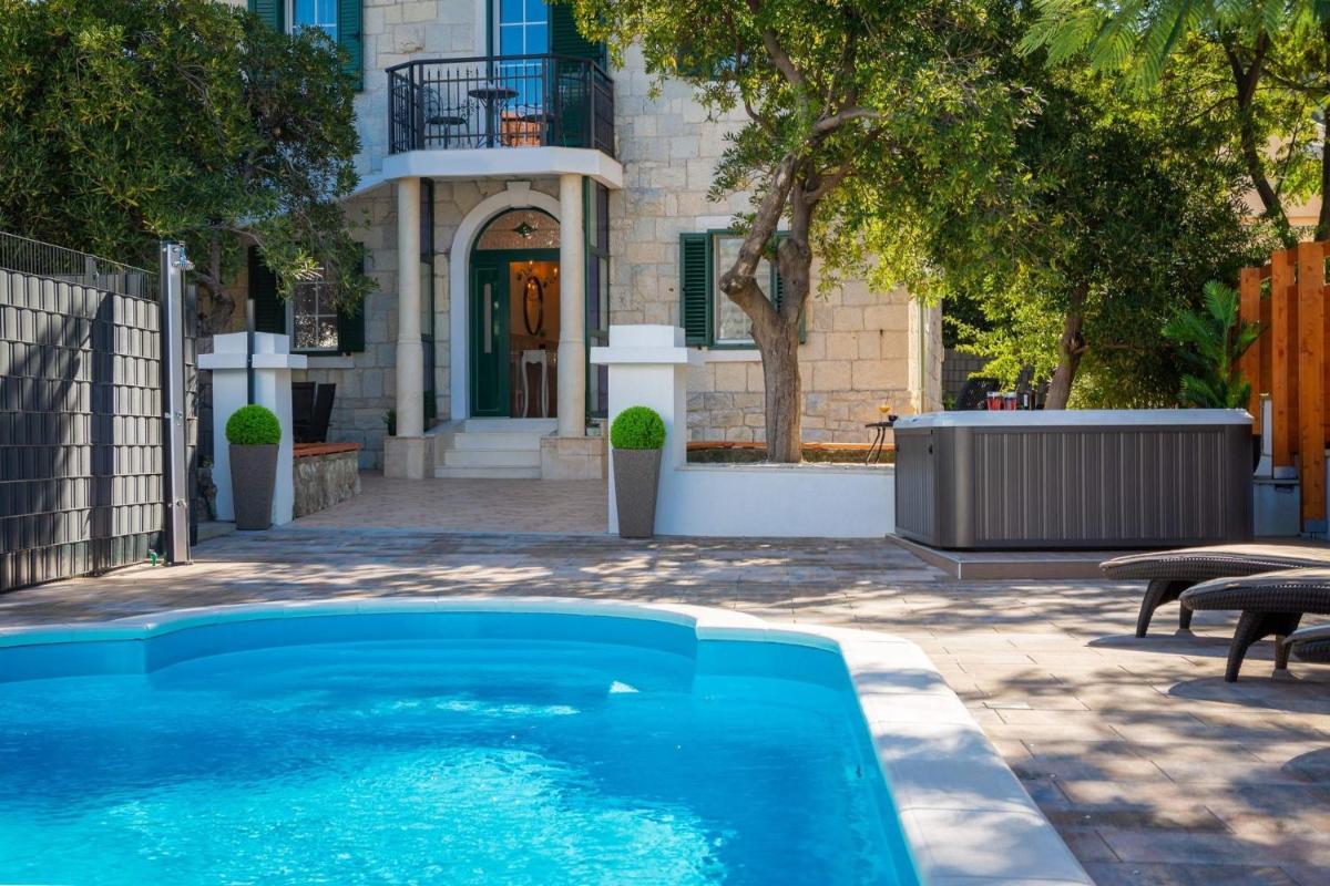 Luxury Villa Citadella with Pool view 4