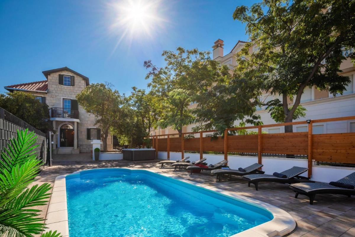 Luxury Villa Citadella with Pool view 3