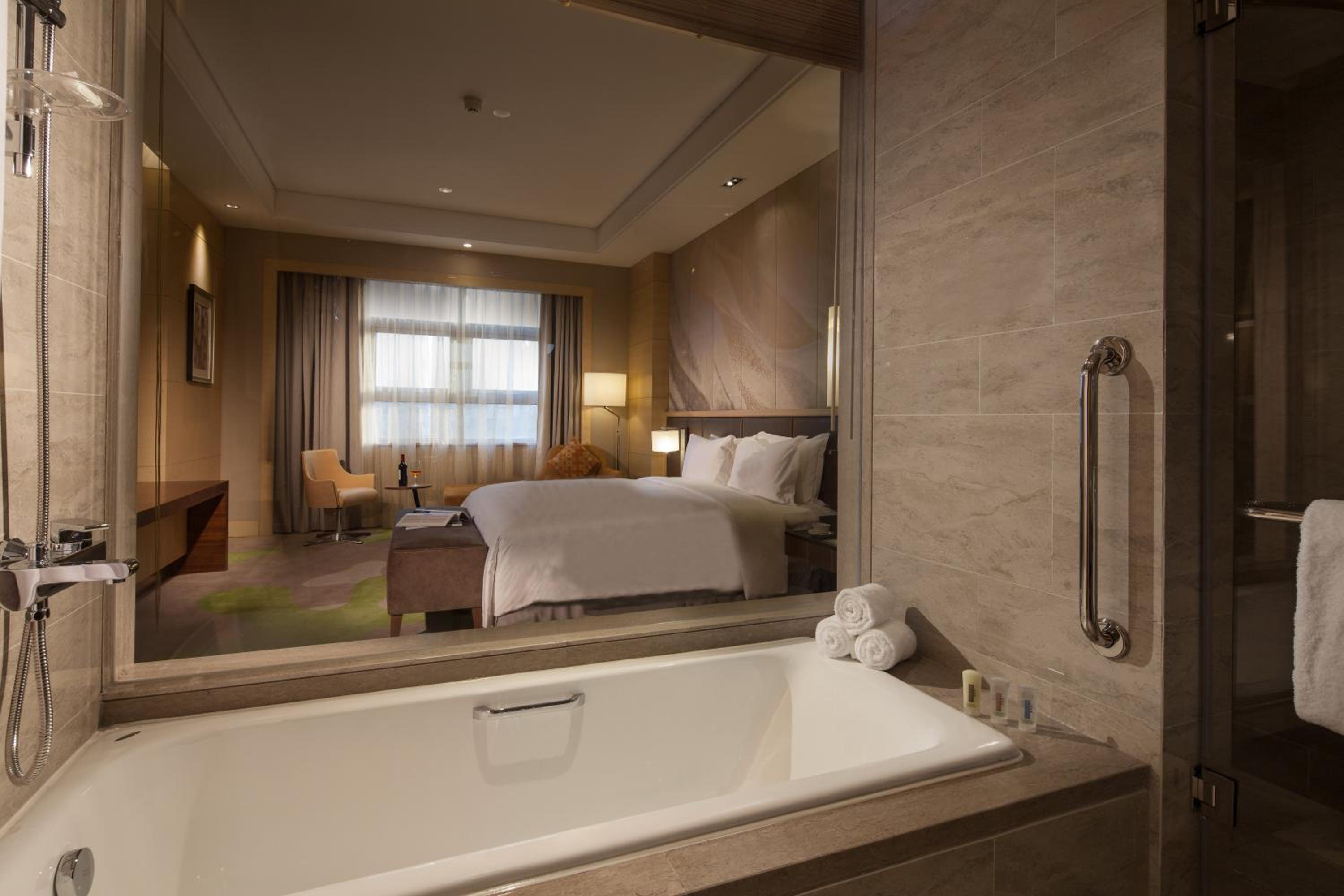 Holiday Inn Qingdao Expo, an IHG Hotel
