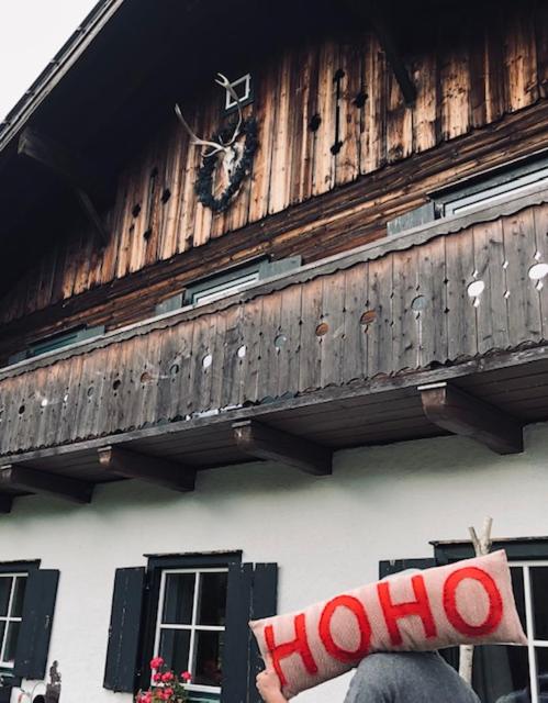 Forest Chalet, all famous ski areas around us, 15 min to city of salzburg, mountainview, panorama sauna, bath whirlpool, fire pit in garden up to 10 p