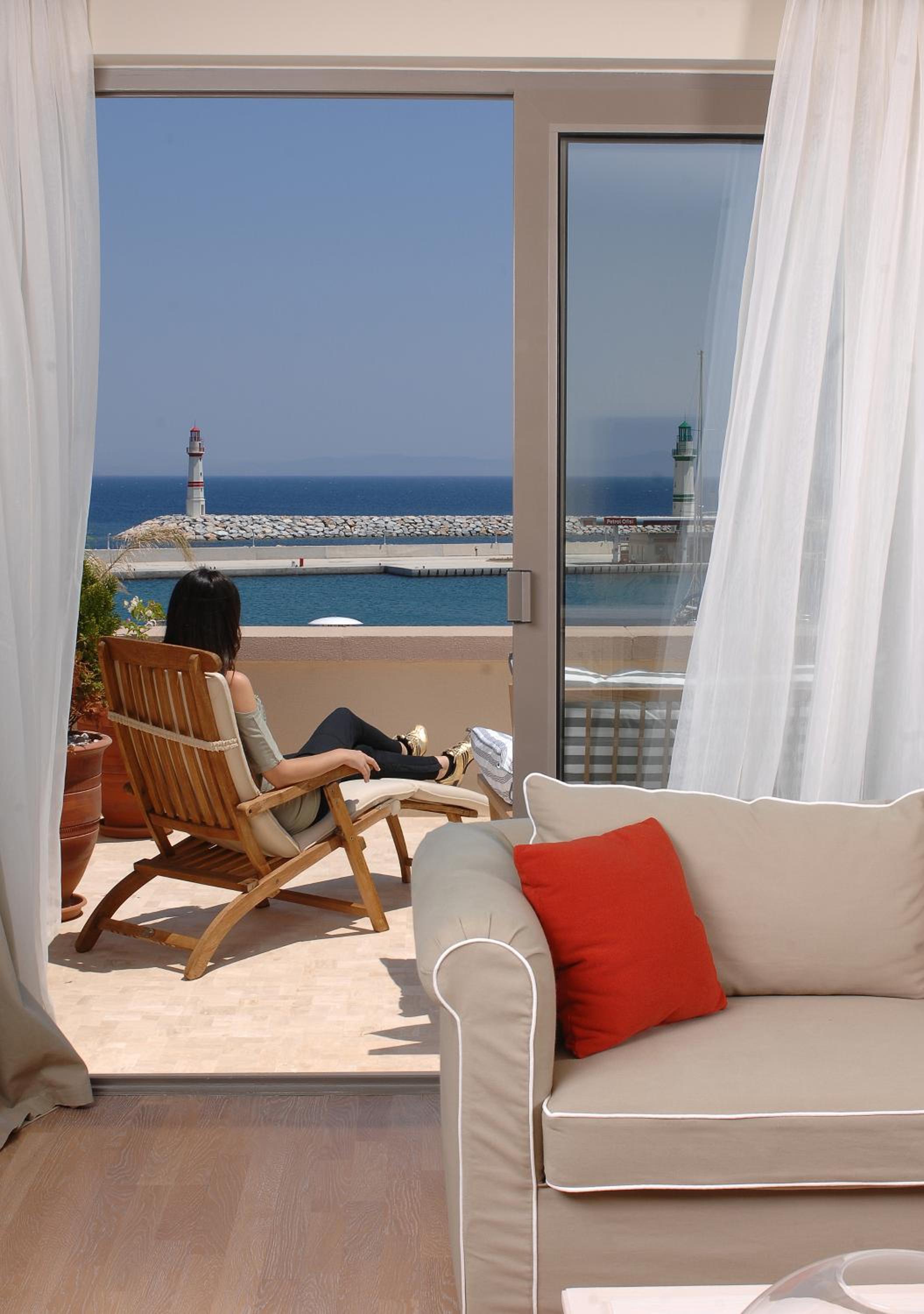 Yacht Club - Image 12