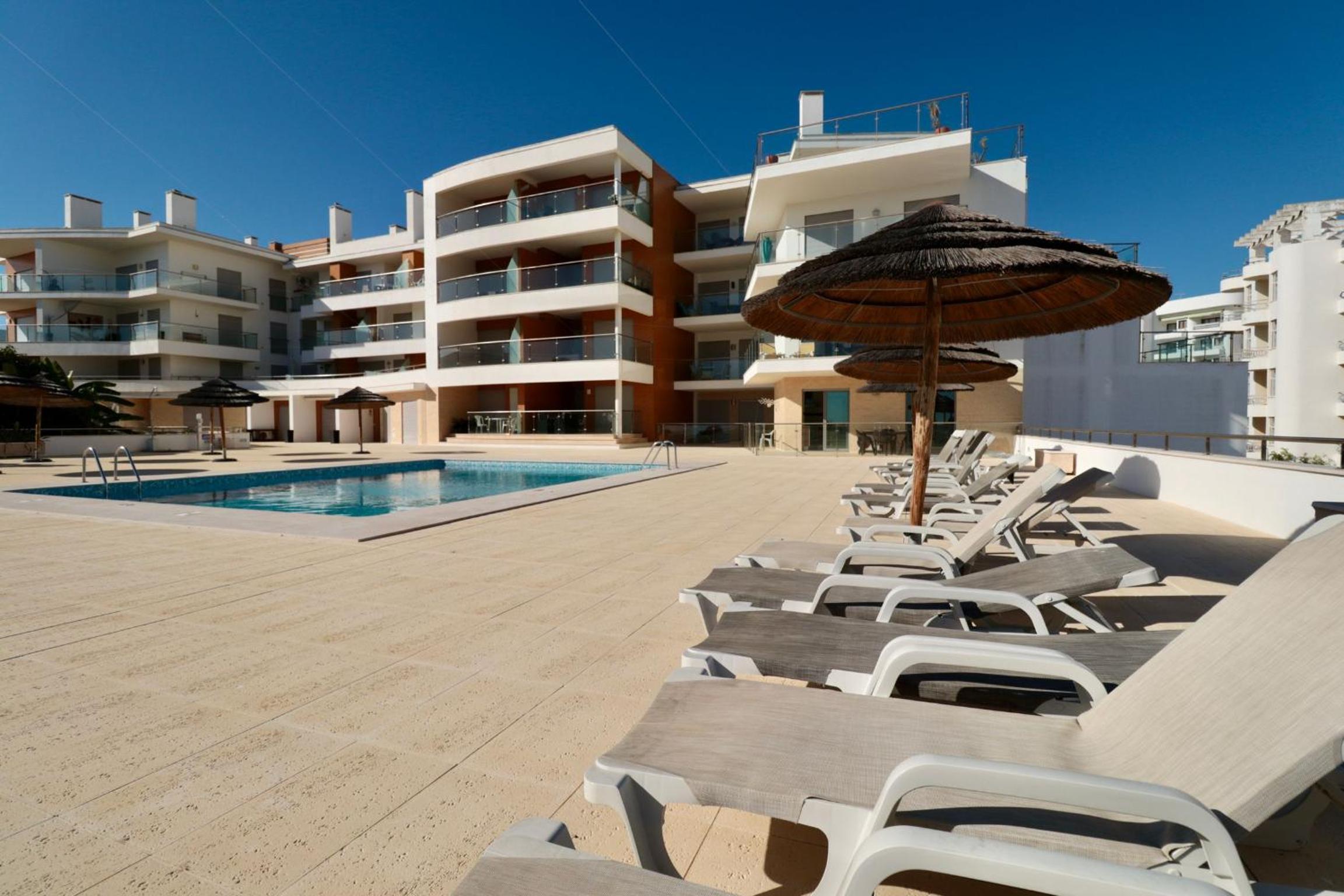 Olhos De Água 1BR with Pool, AC and Free Parking view 4