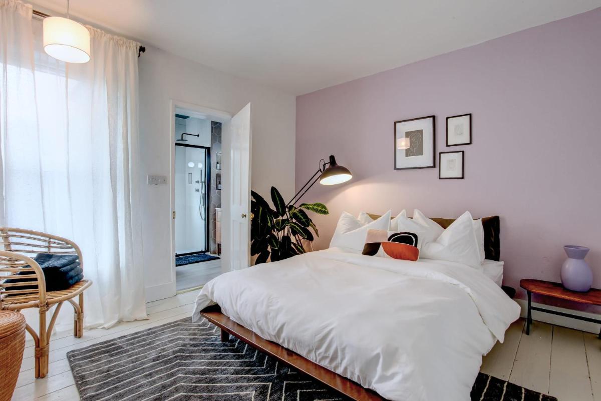 Ideal for contractors discounted longer stays Designer city centre home with free parking view 4