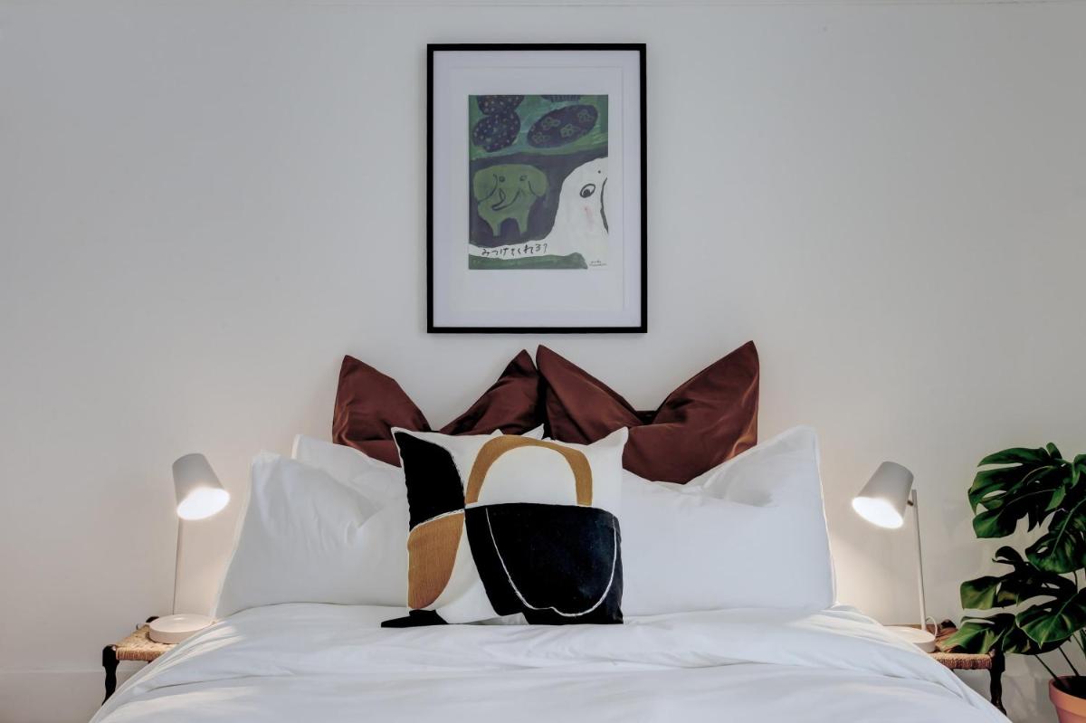 Ideal for contractors discounted longer stays Designer city centre home with free parking view 5