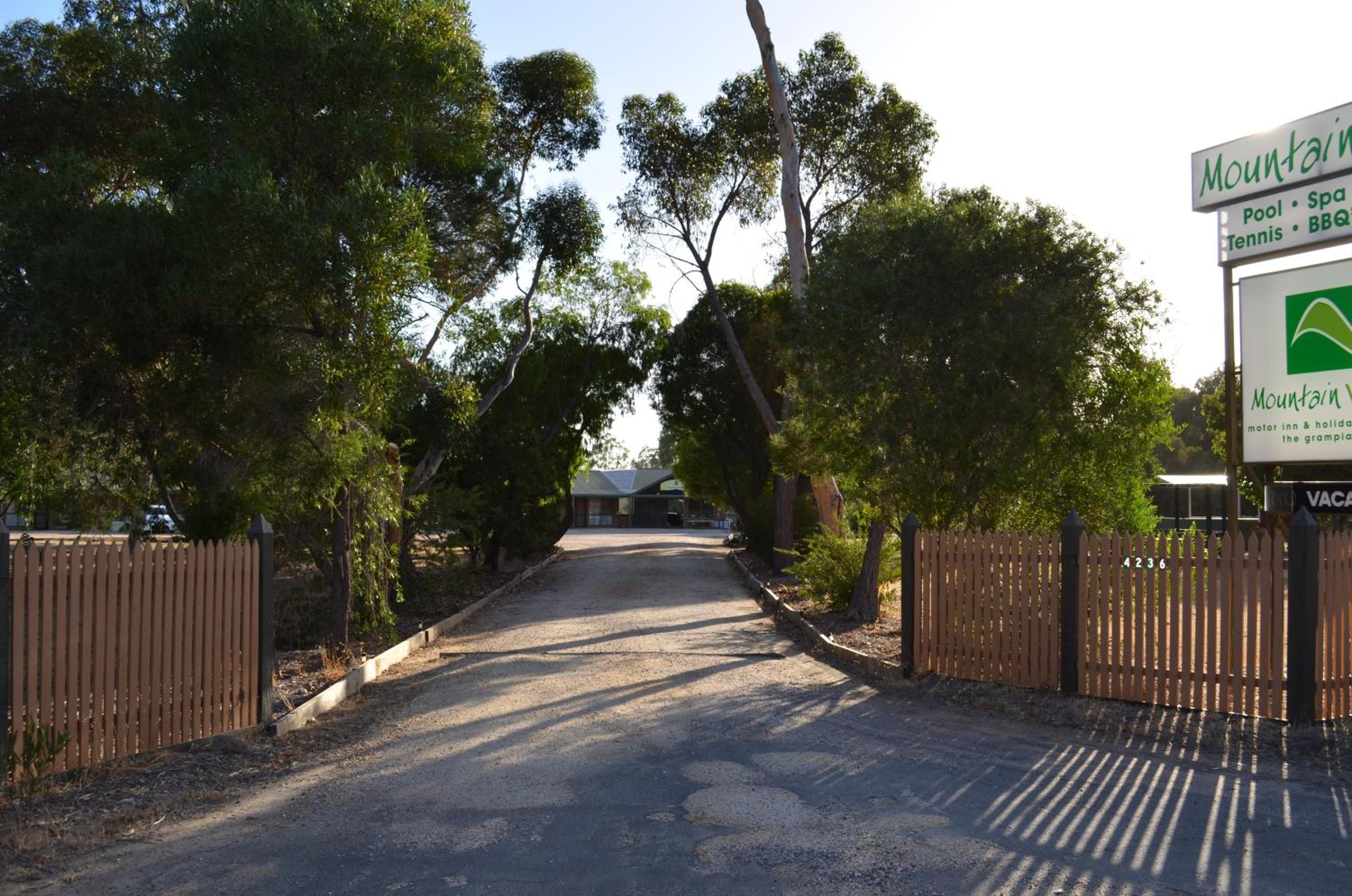 Mountain View Motor Inn & Holiday Lodges