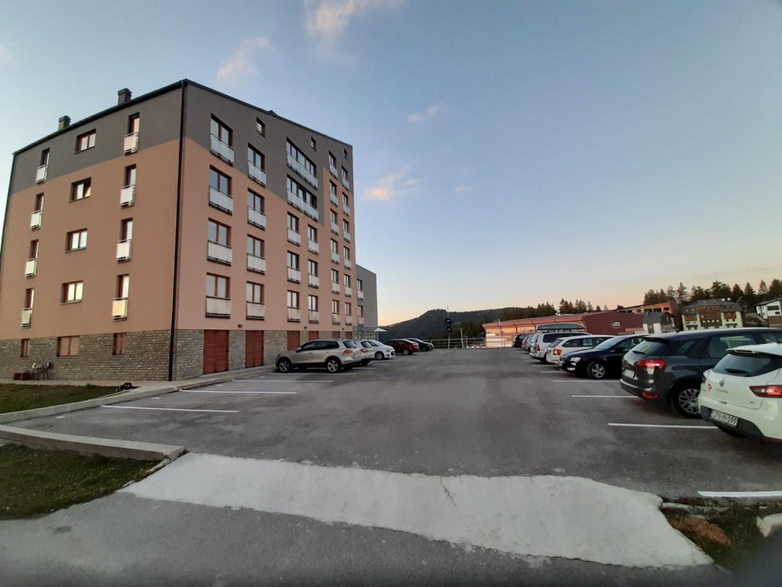 Apartman Lari