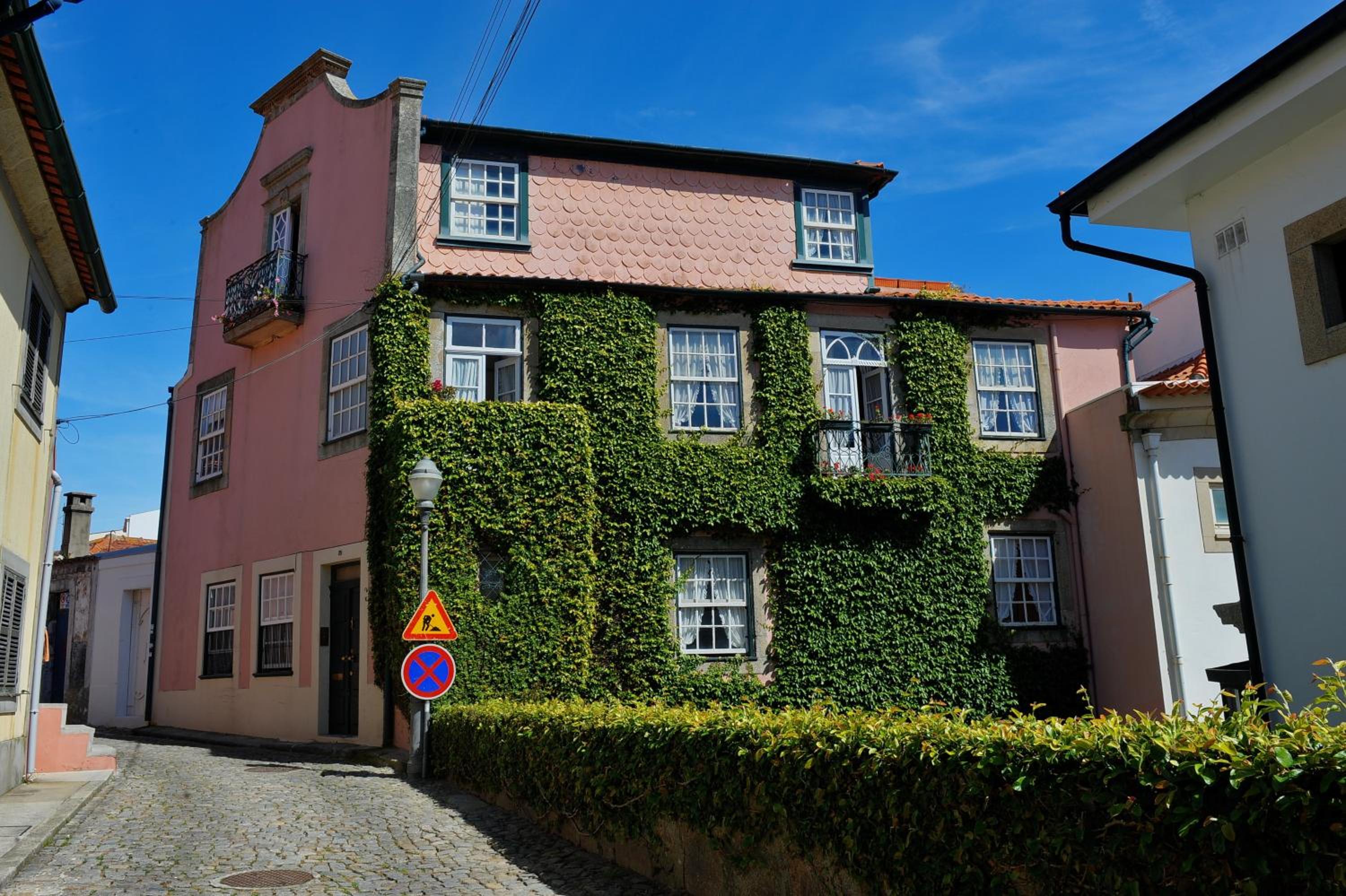 Old Mansion located by the Douro river view 3
