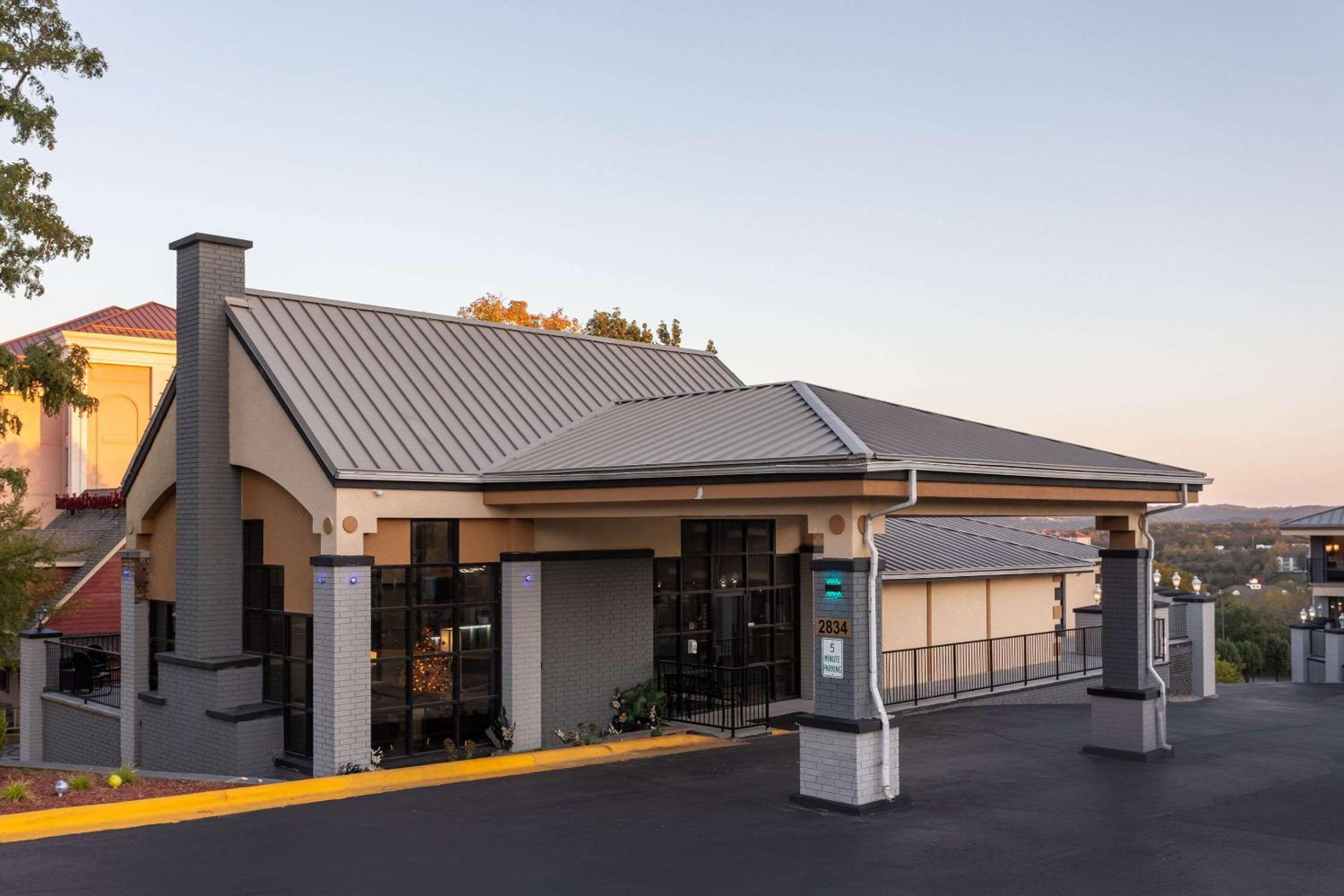 Hotel Quality Inn Branson On the Strip - Image 1