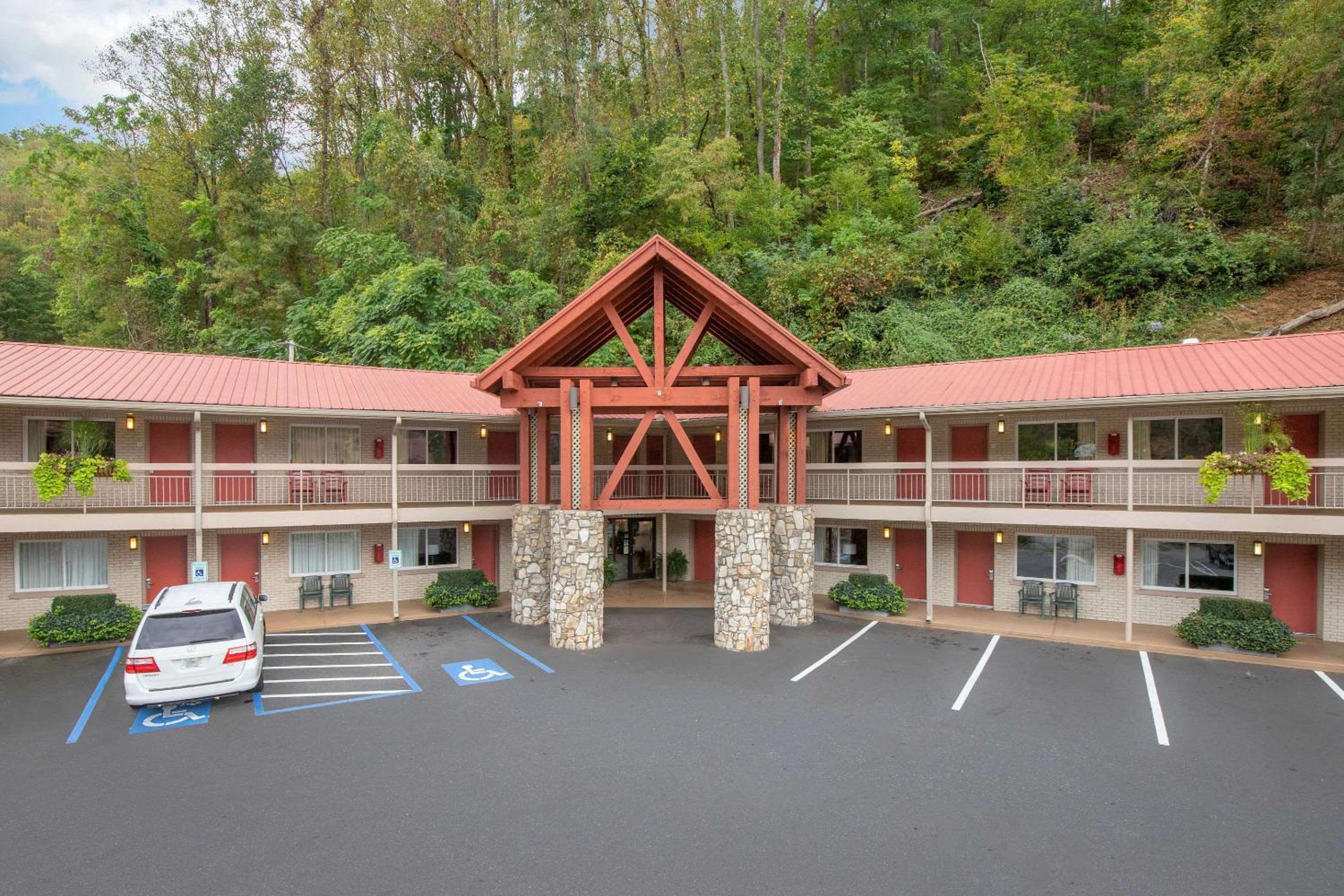 Hotel Econo Lodge Cherokee Near River Park - Image 1