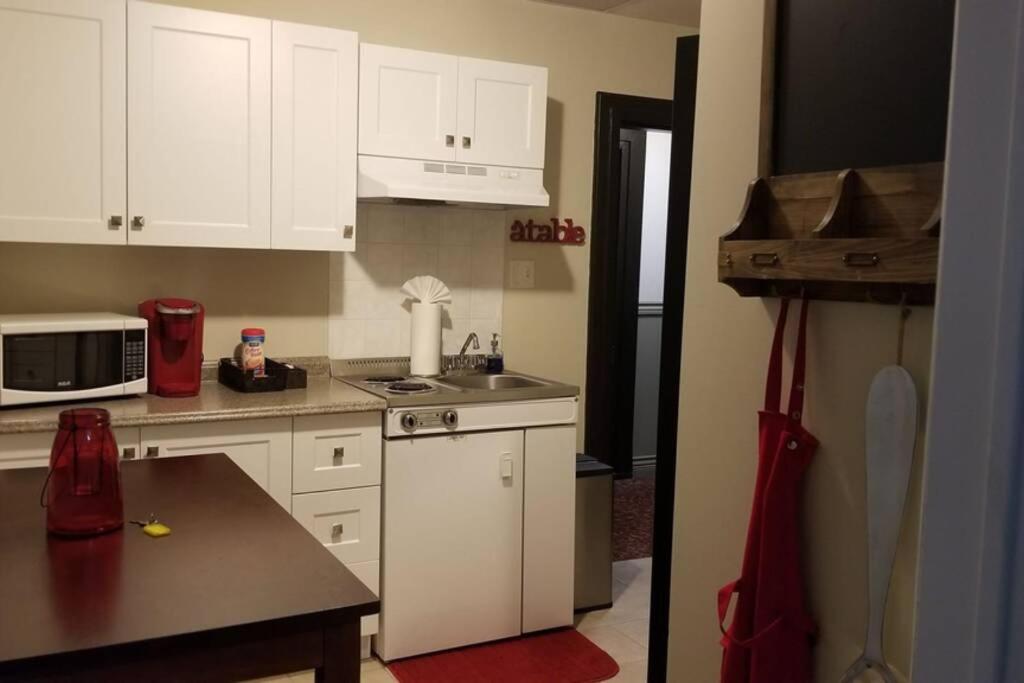 Cozy 1-BDR Suite #20 by Amazing Property Rentals view 3