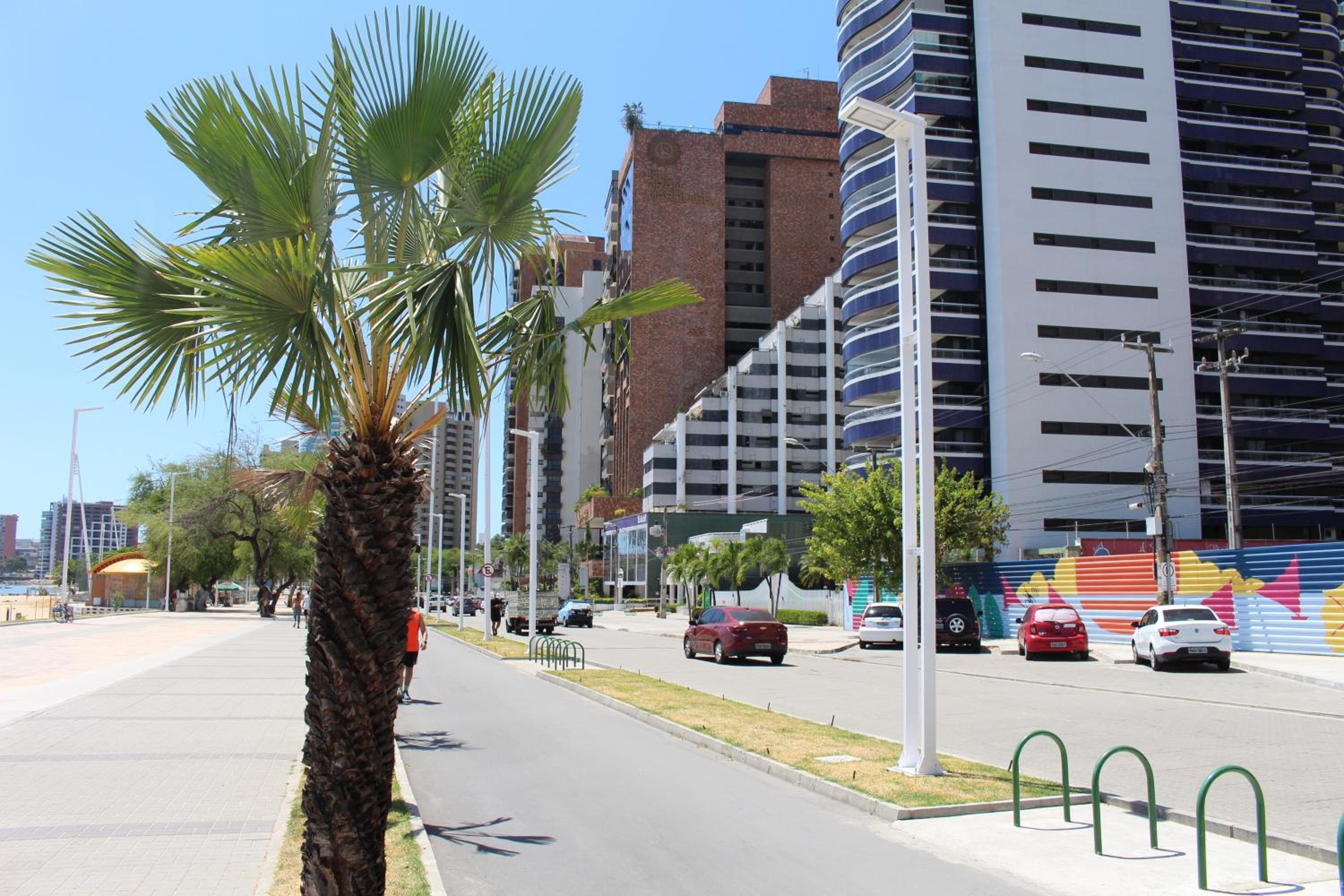 13 FLAT BEIRA MAR Com ENERGIA, VAGA, 3 CAMAS, WI-FI e AR view 2