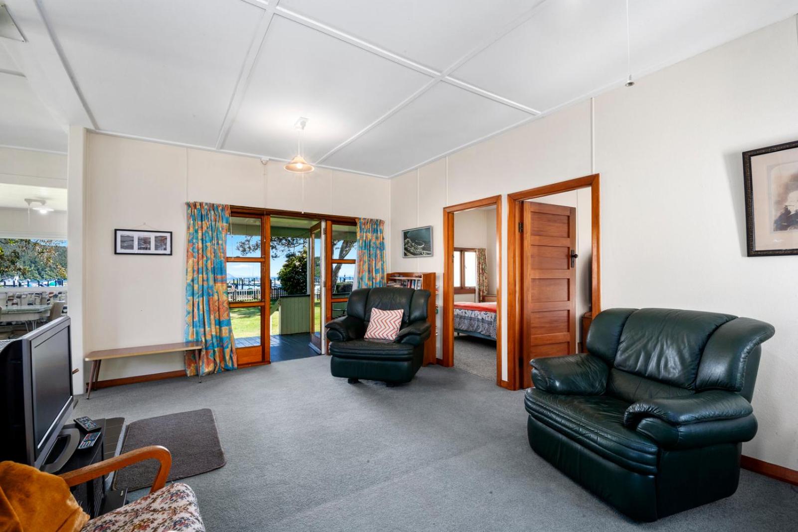 Marina Views - Motuoapa Bach view 4