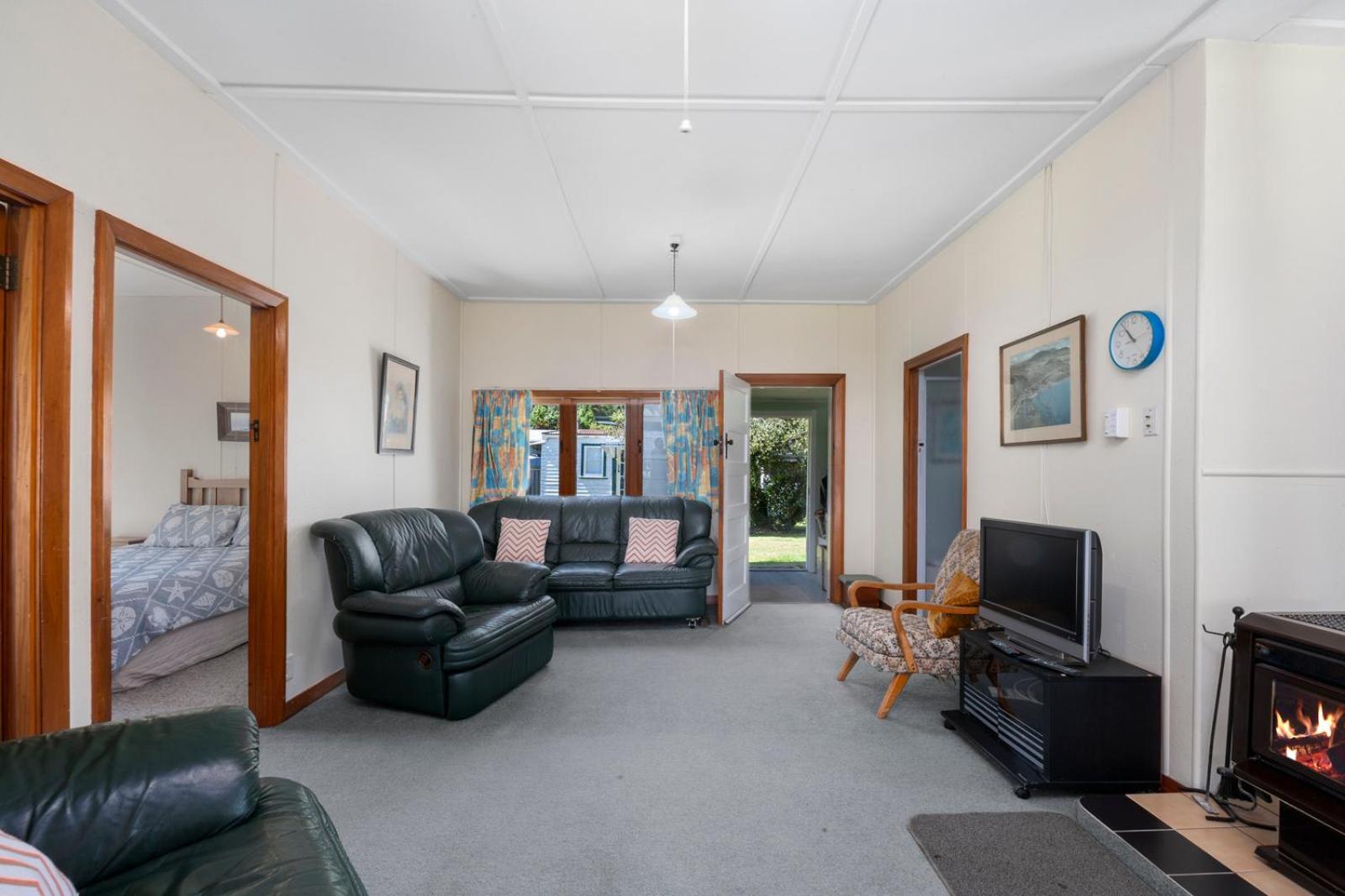 Marina Views - Motuoapa Bach view 5