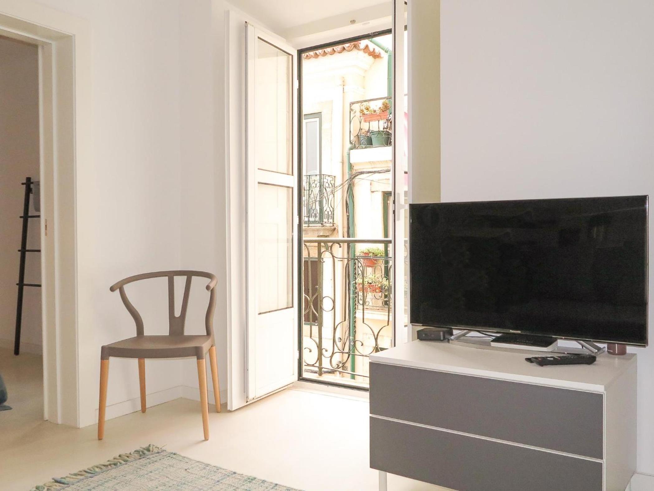 Bica lisbon sunshine central bright and cozy apt view 5