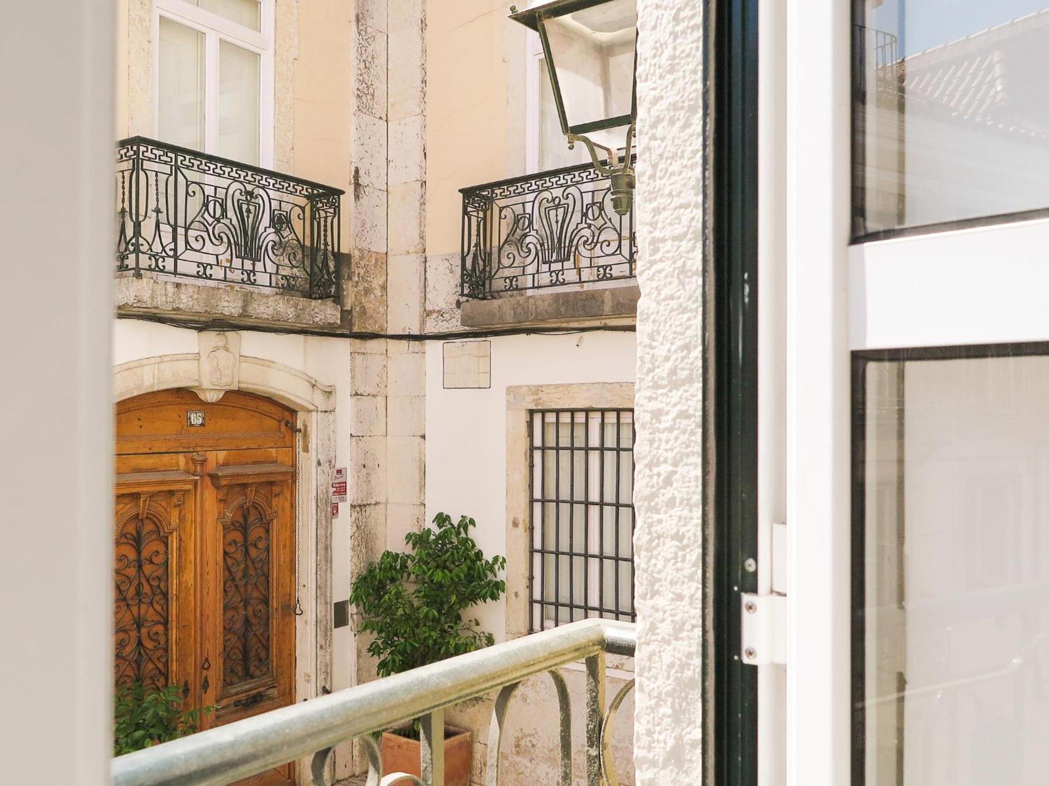 Bica lisbon sunshine central bright and cozy apt view 4