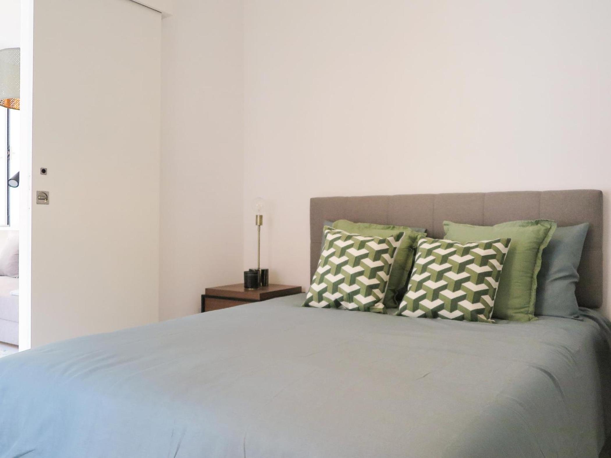 Bica lisbon sunshine central bright and cozy apt view 3