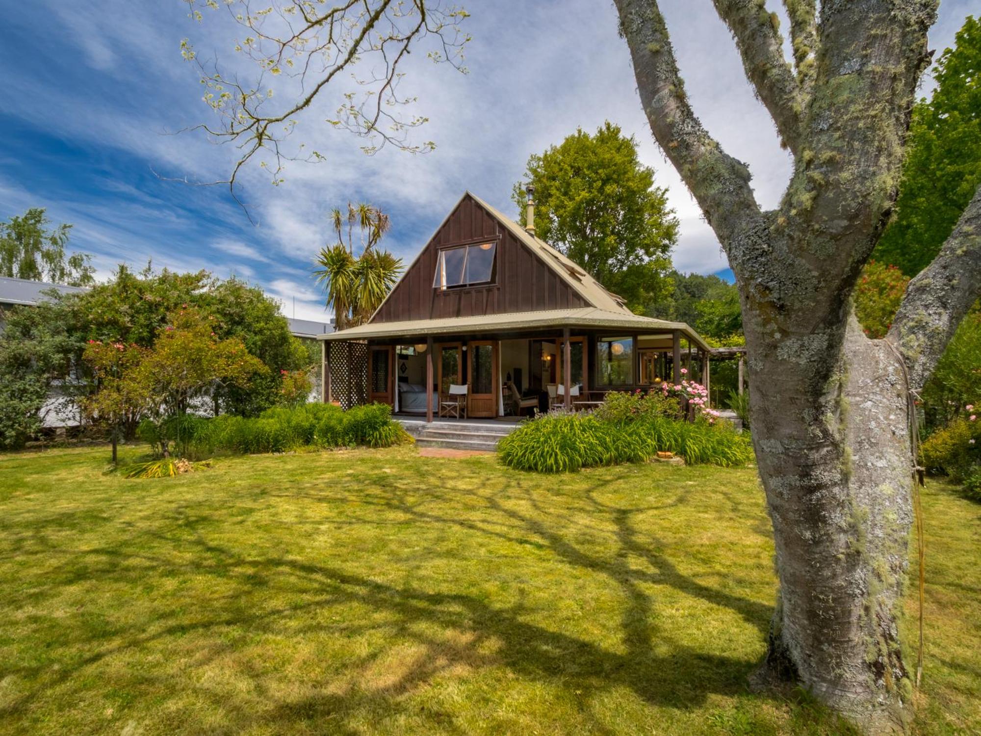 Secret Garden Lodge - Marahau Holiday Home