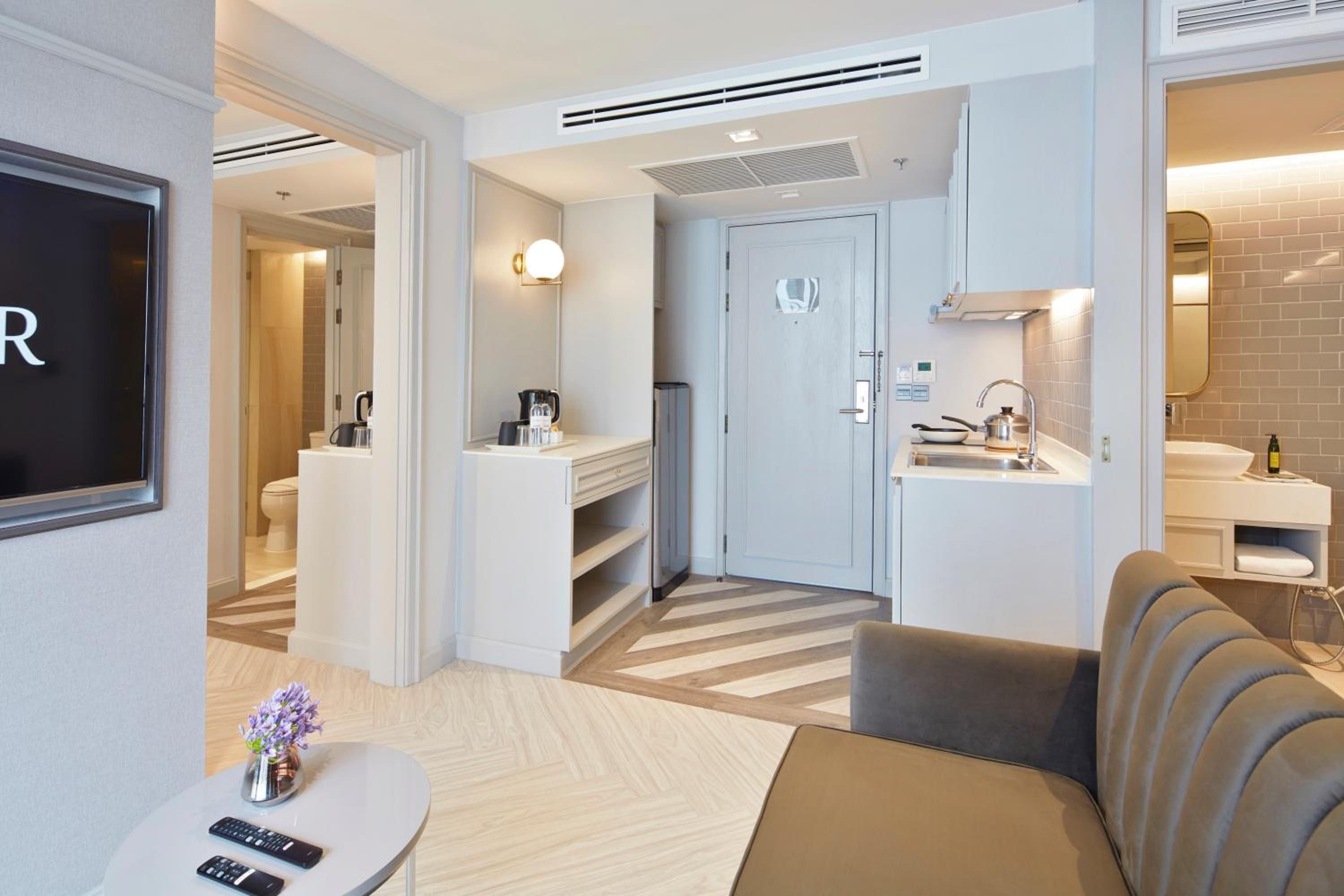 The Quarter Ploenchit by UHG