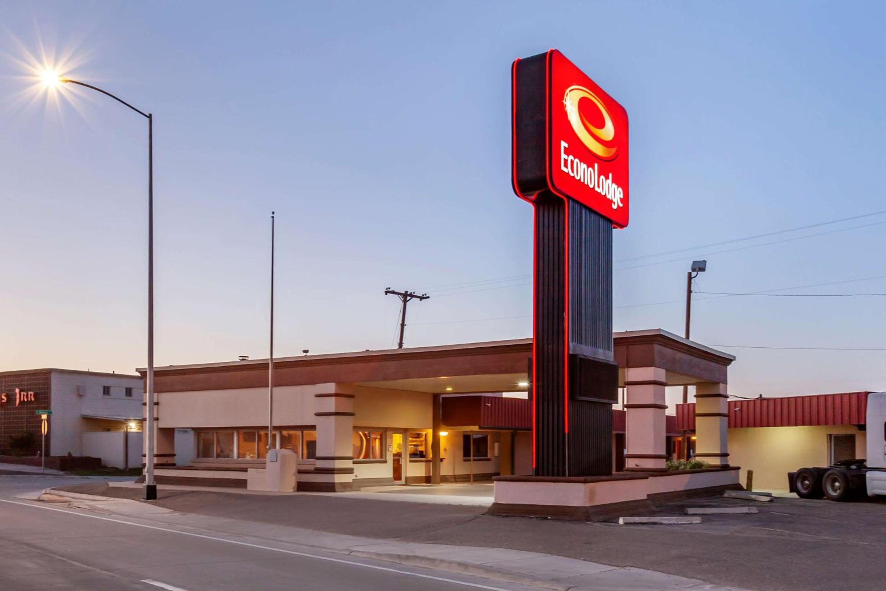Clovis Vacations - Econo Lodge Clovis - Property Image 1