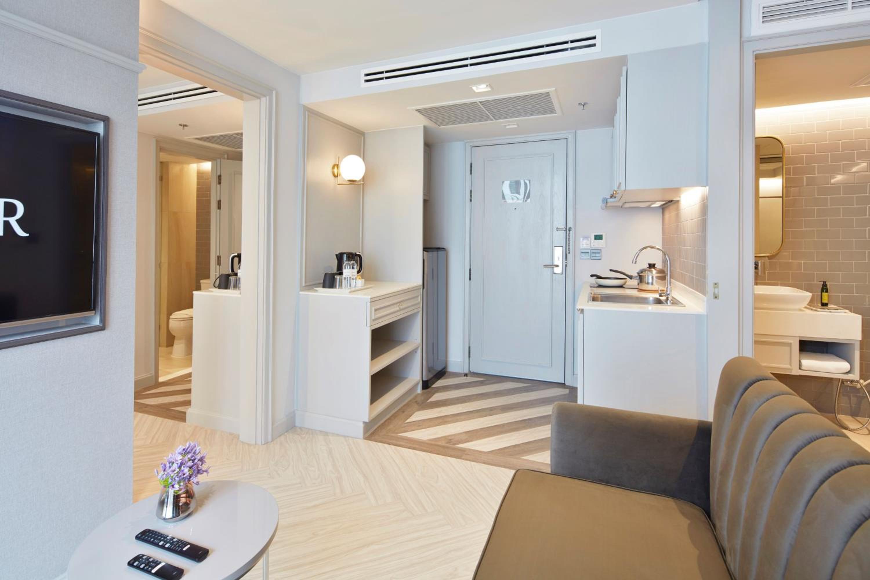The Quarter Ploenchit by UHG